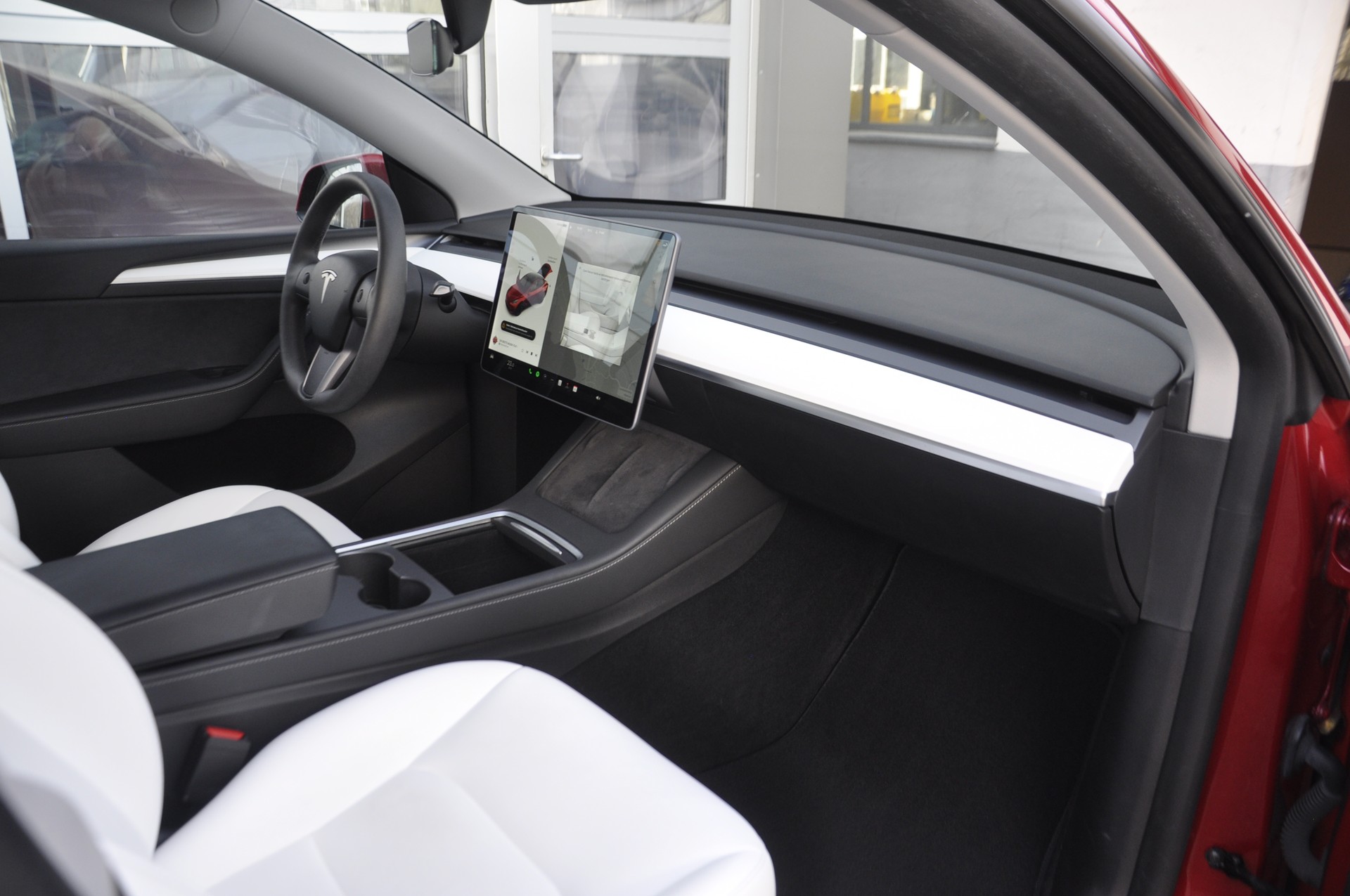 TESLA Model Y Long Range 4WD-image-7