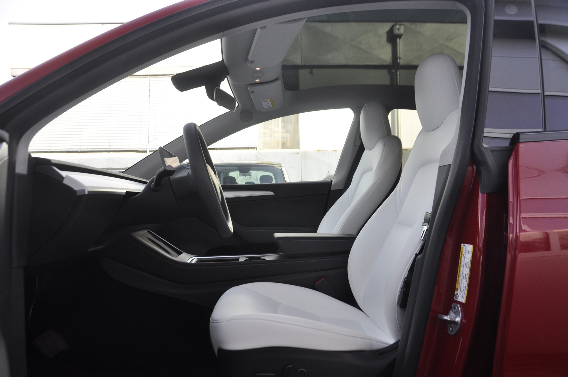 TESLA Model Y Long Range 4WD-image-4