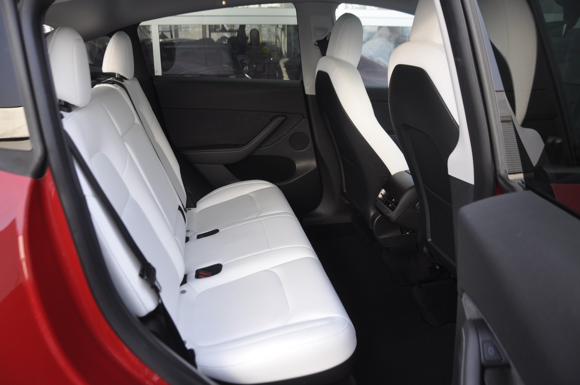TESLA Model Y Long Range 4WD-image-8