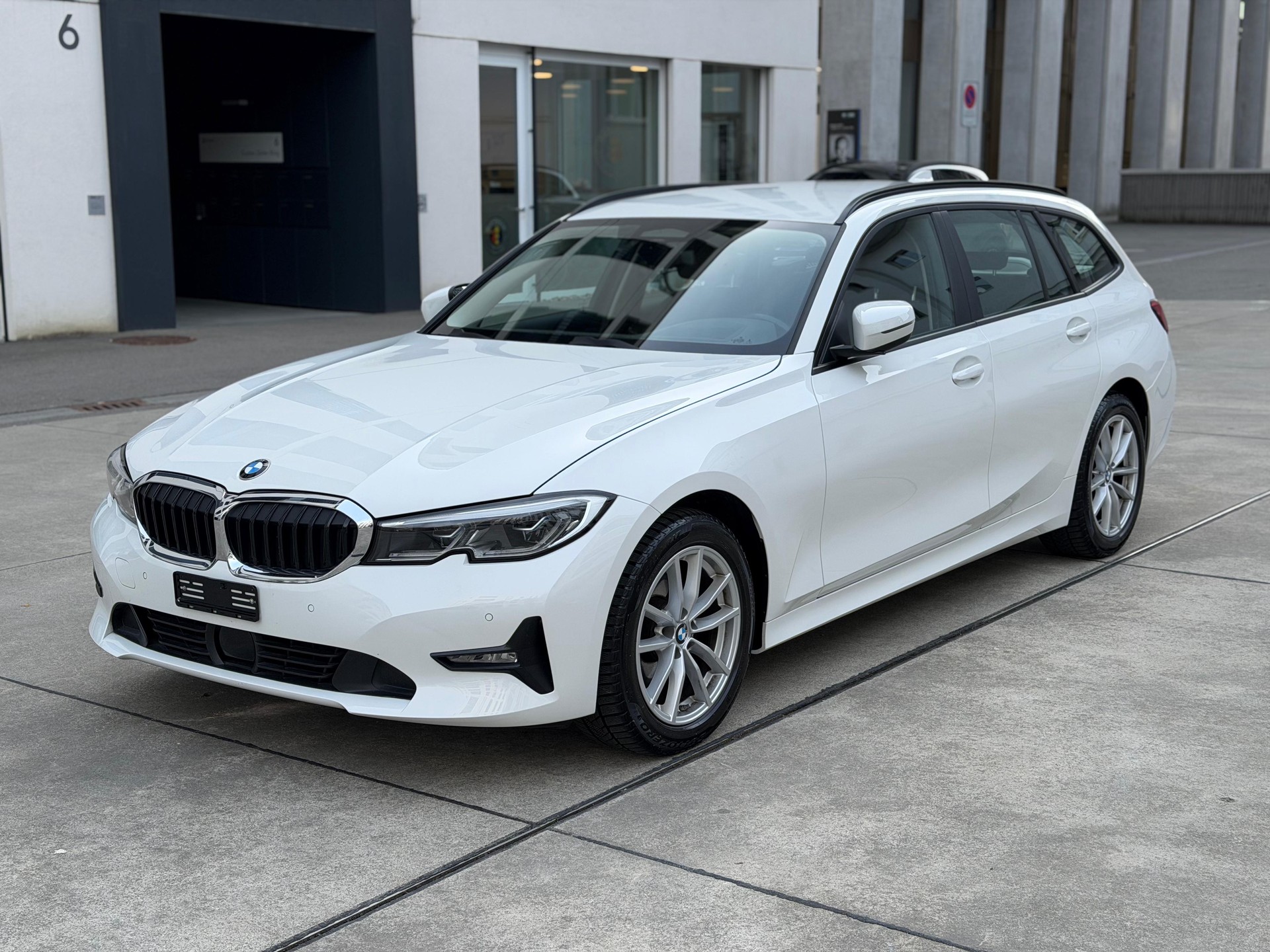 BMW 320d xDrive 48V Touring Steptronic-showroom-element-2