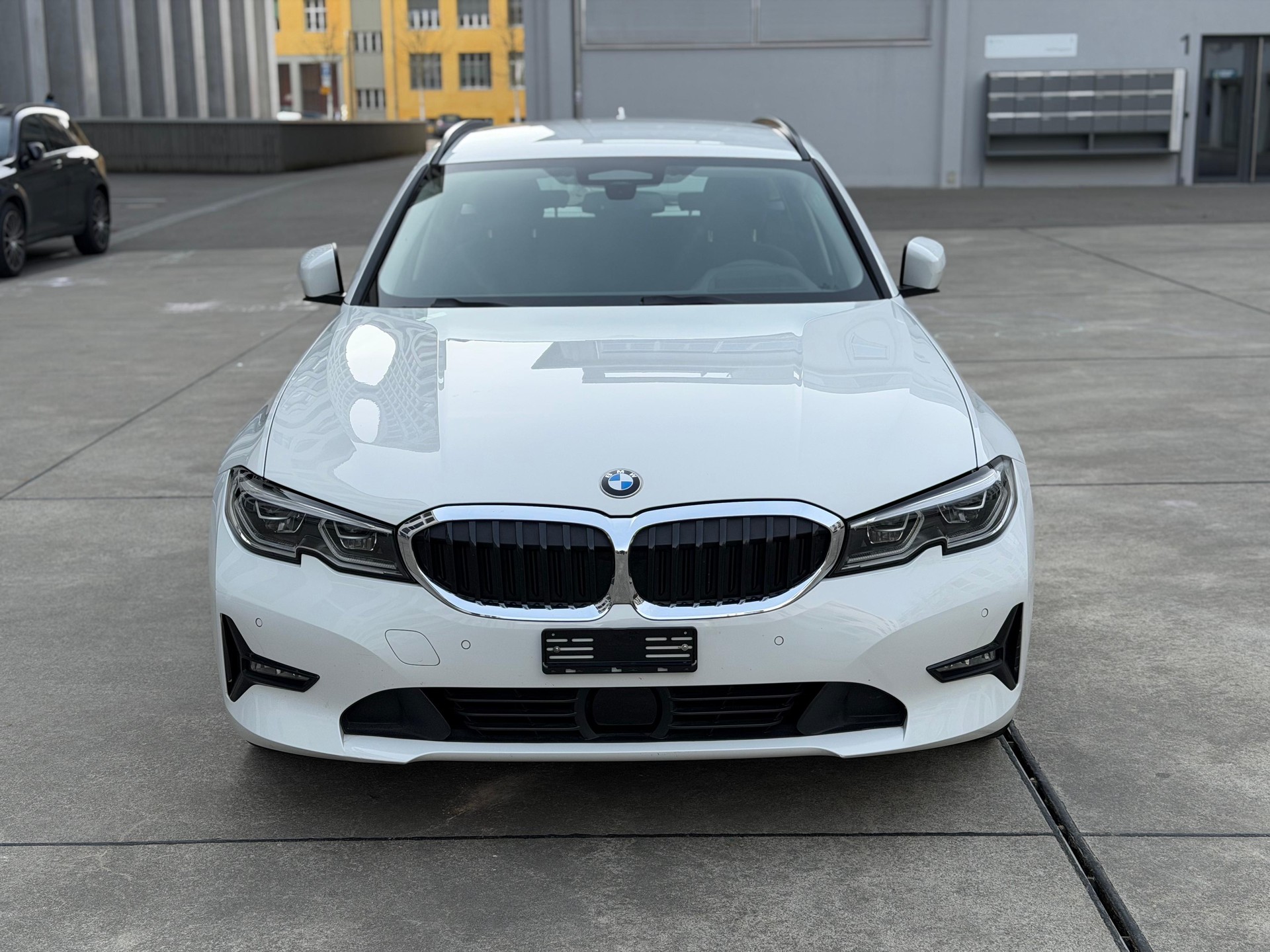 BMW 320d xDrive 48V Touring Steptronic-showroom-element-1
