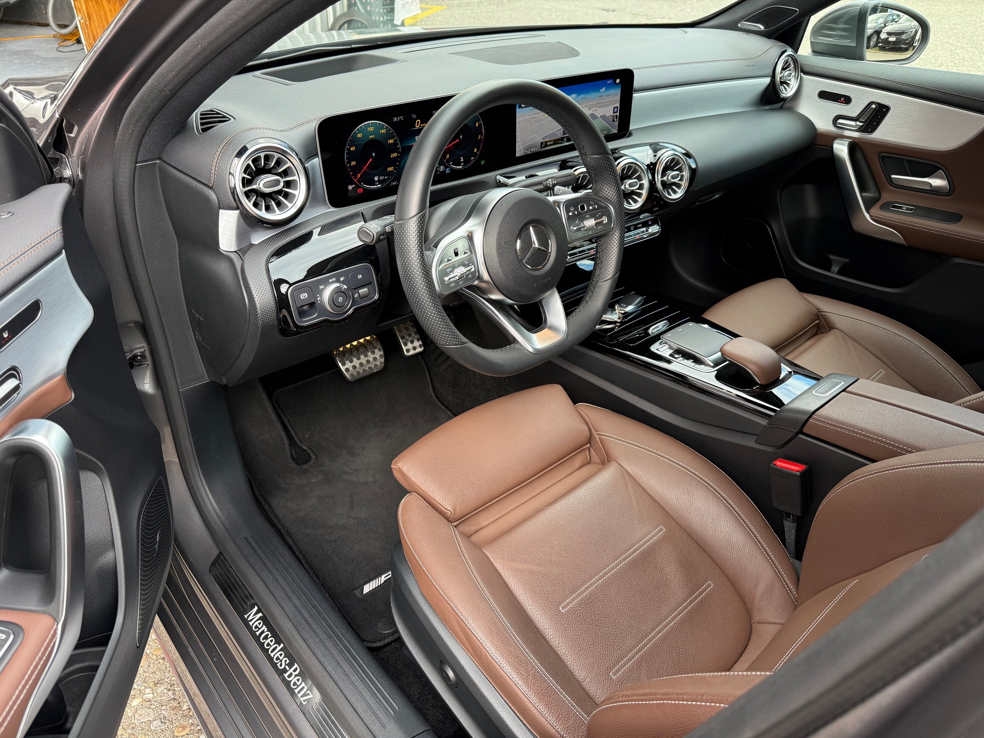 MERCEDES-BENZ A 250 AMG Line 7G-DCT-image-10