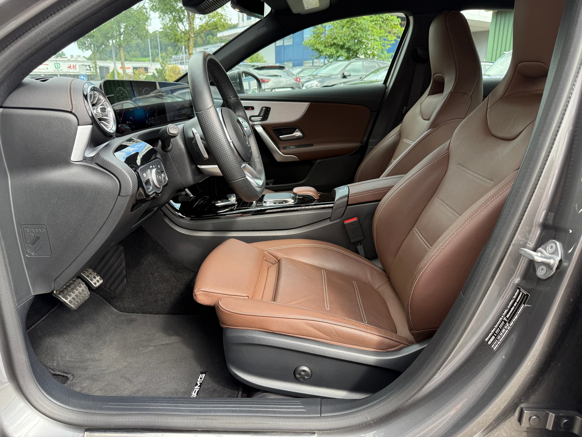 MERCEDES-BENZ A 250 AMG Line 7G-DCT-image-11
