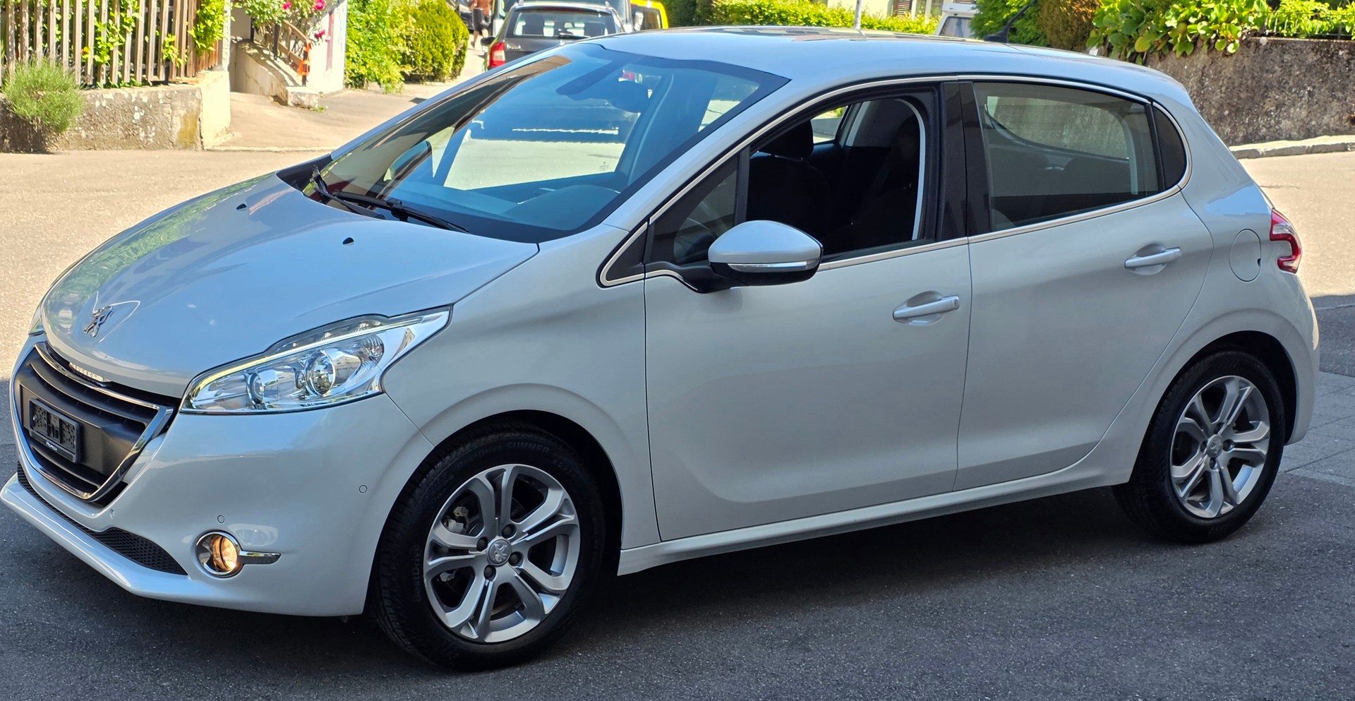 PEUGEOT 208 1.2 THP Allure-image-4