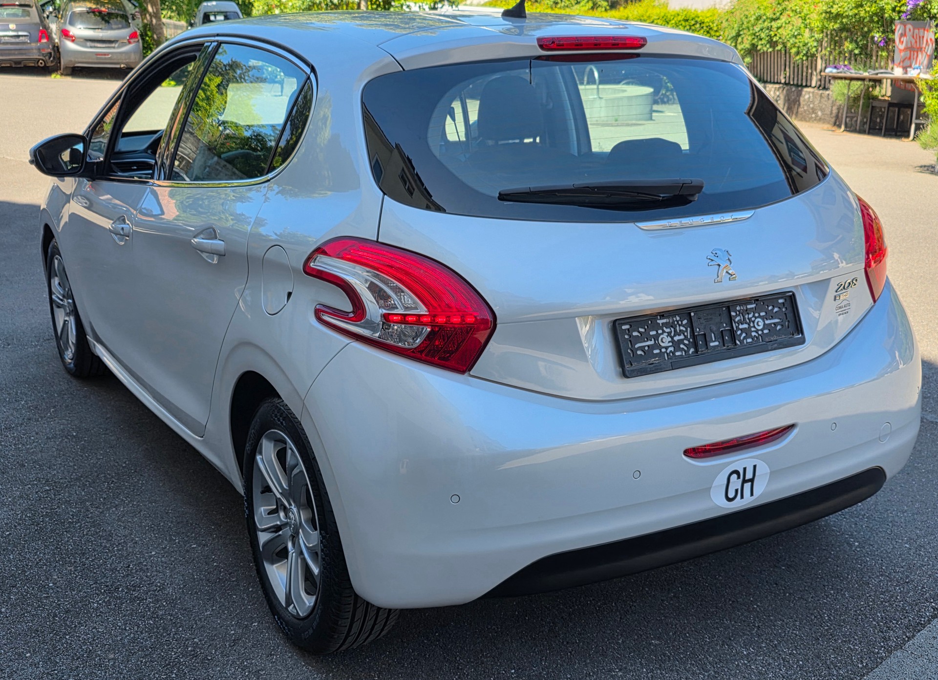 PEUGEOT 208 1.2 THP Allure-image-6