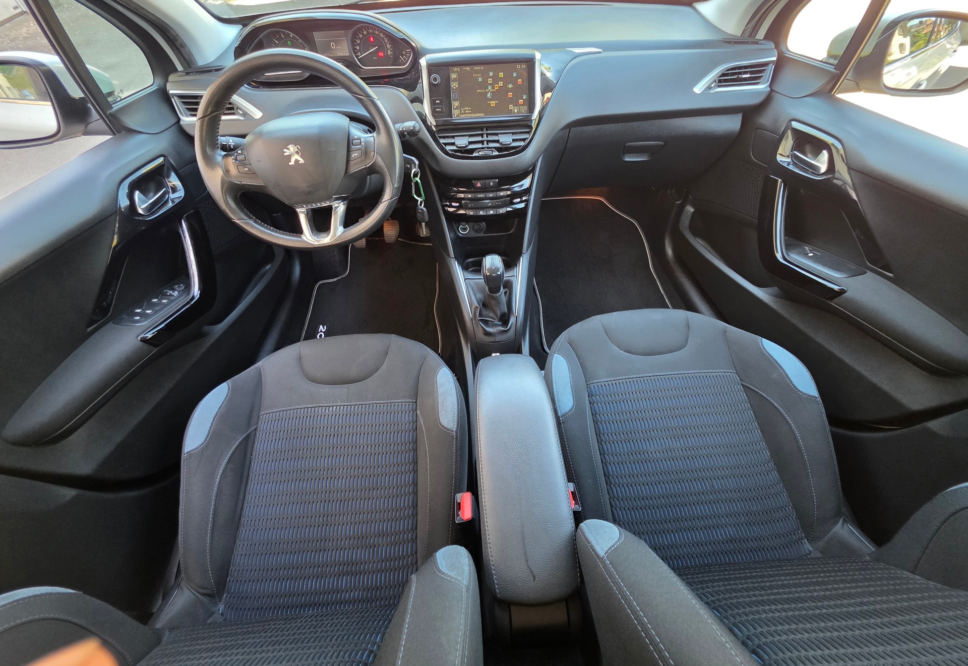 PEUGEOT 208 1.2 THP Allure-image-9