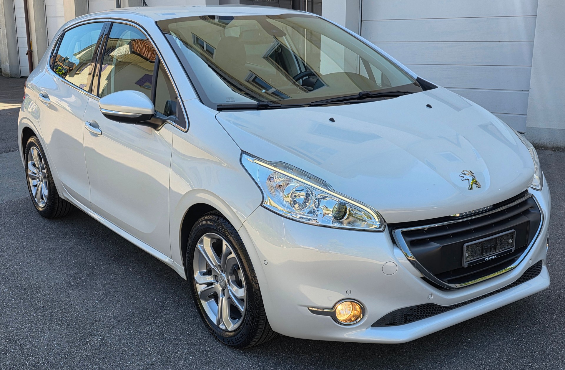 PEUGEOT 208 1.2 THP Allure-image-8
