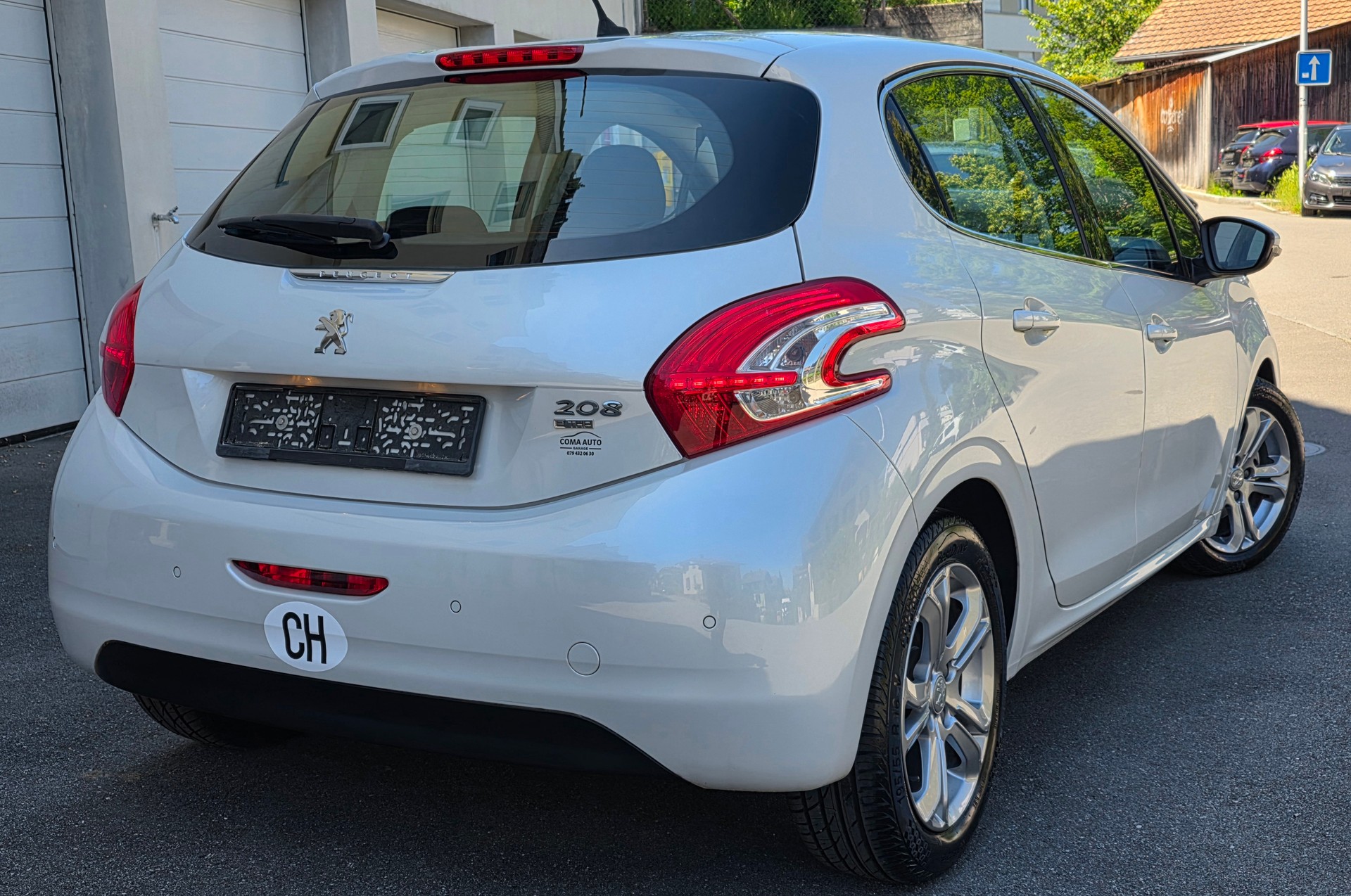 PEUGEOT 208 1.2 THP Allure-image-3