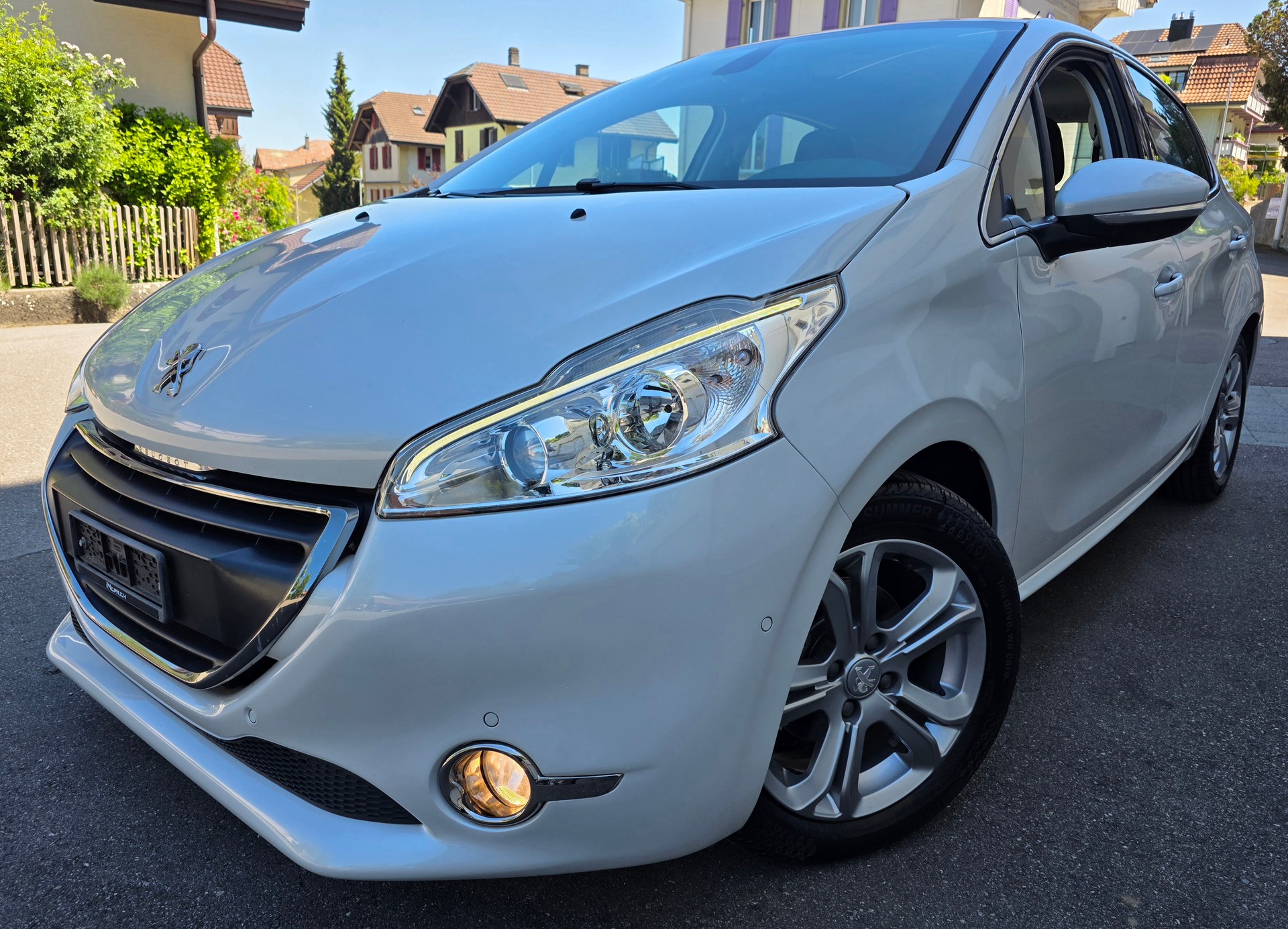 PEUGEOT 208 1.2 THP Allure-image-0