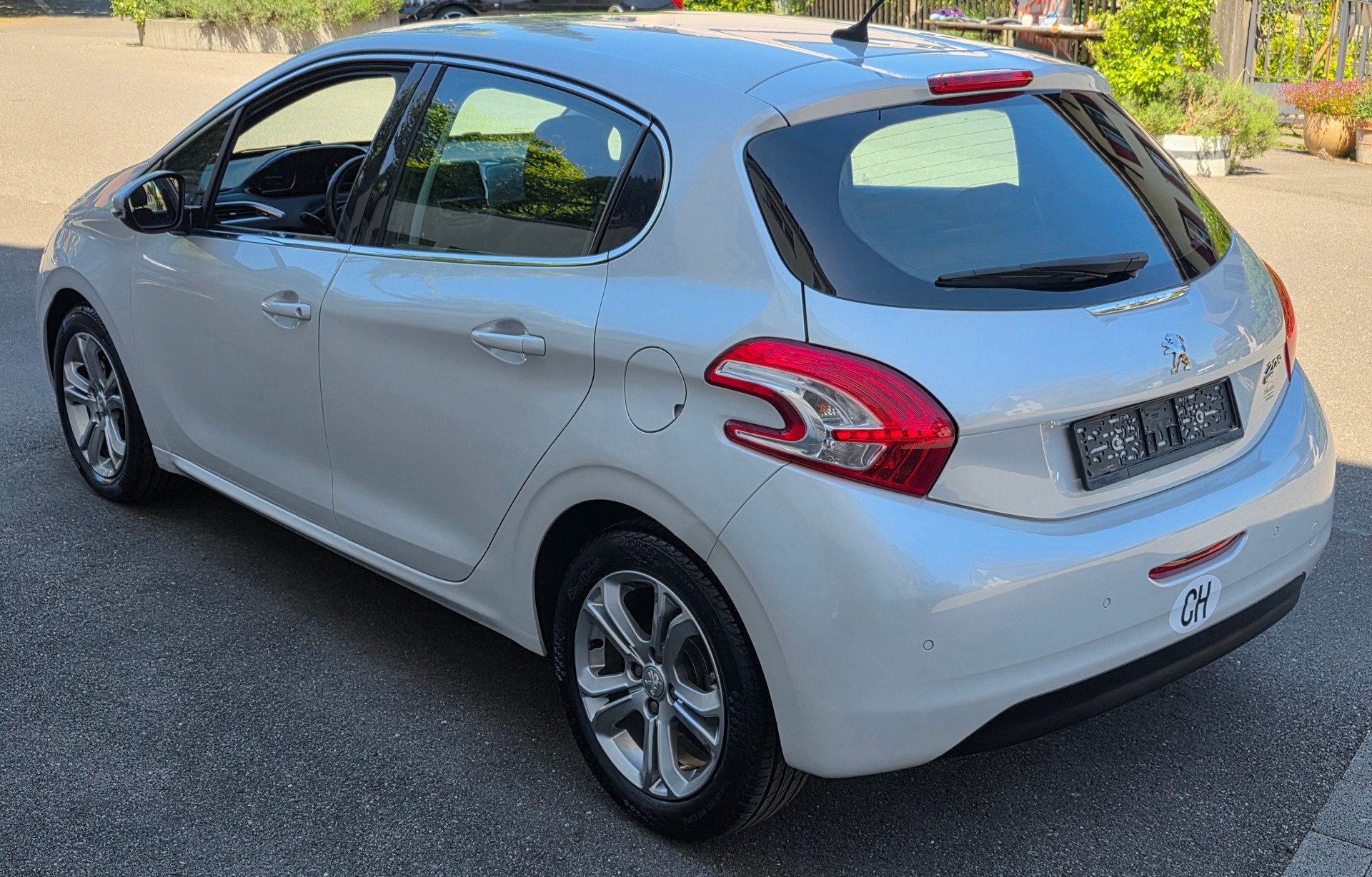 PEUGEOT 208 1.2 THP Allure-image-2