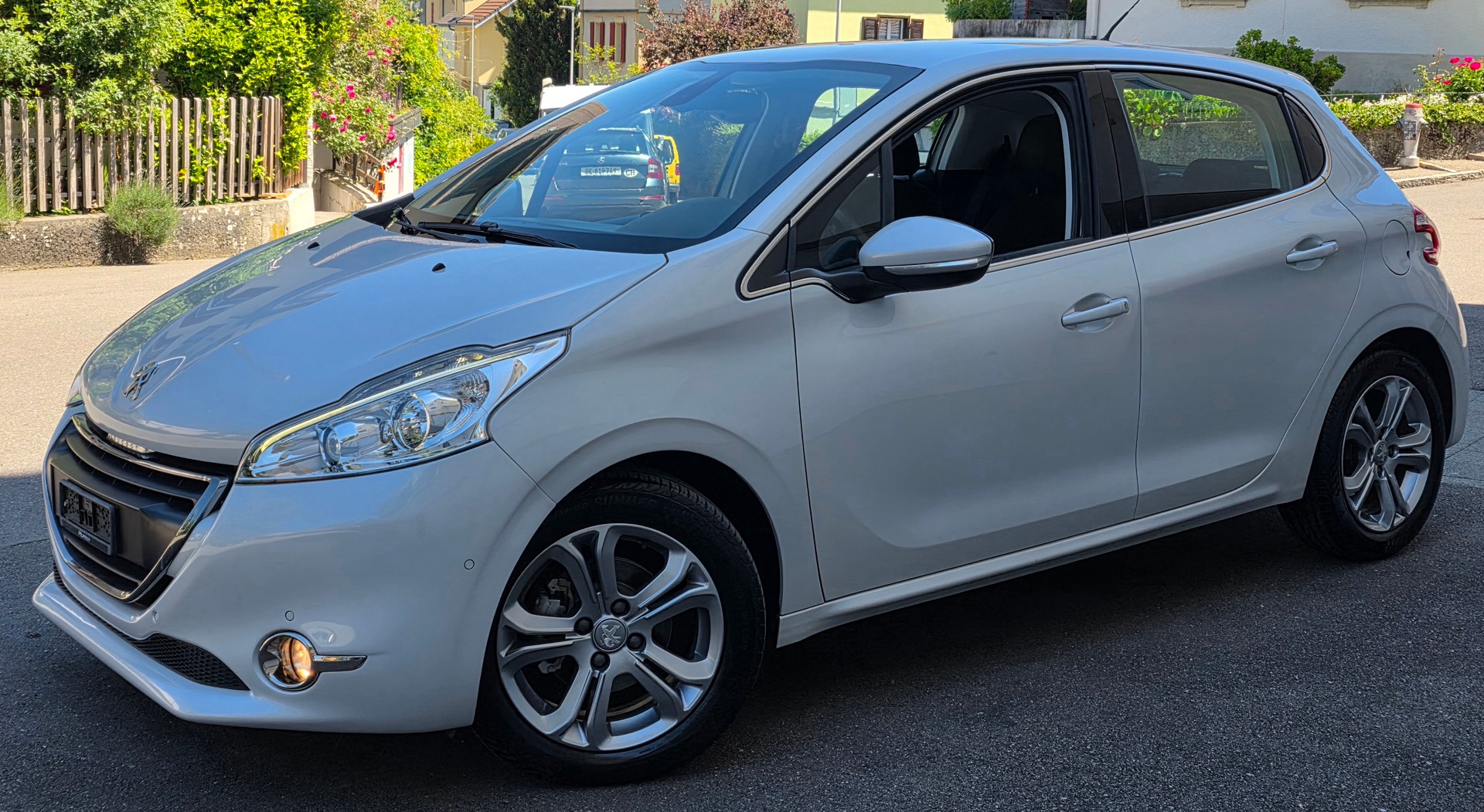 PEUGEOT 208 1.2 THP Allure-image-1