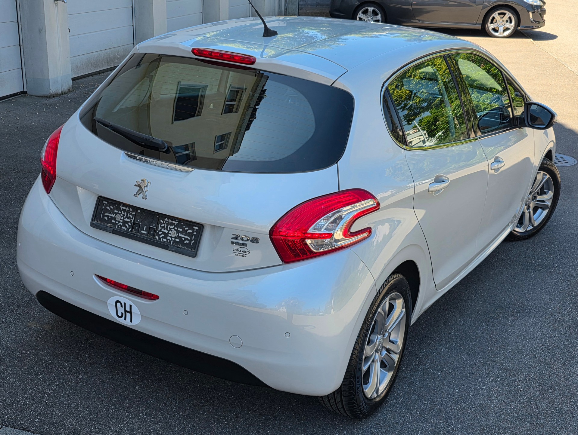 PEUGEOT 208 1.2 THP Allure-image-5