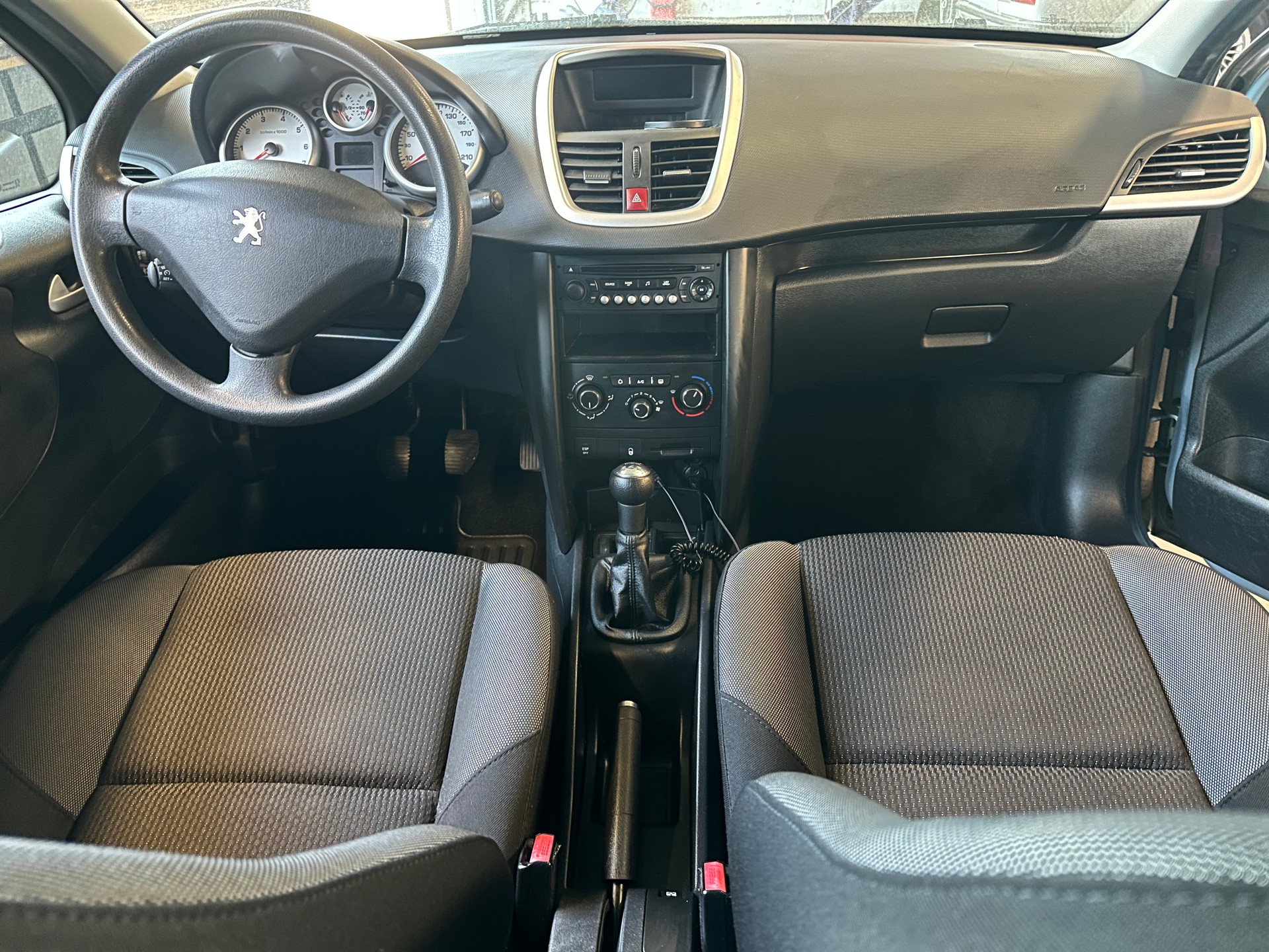 PEUGEOT 207 SW 1.4 16V Millesim 200-image-10