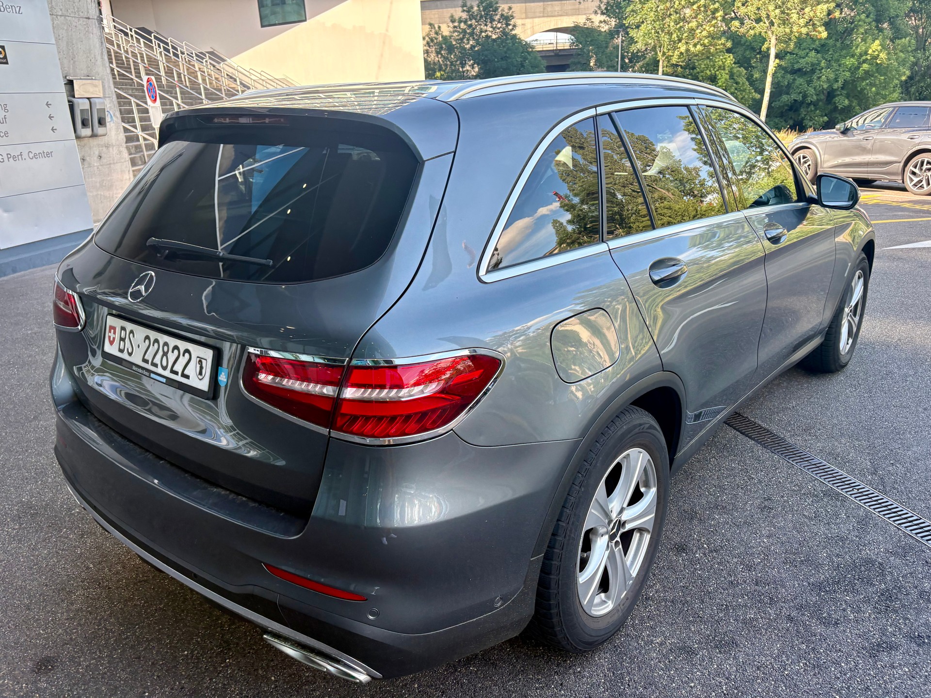 MERCEDES-BENZ GLC 250 d AMG Line 4m-image-2