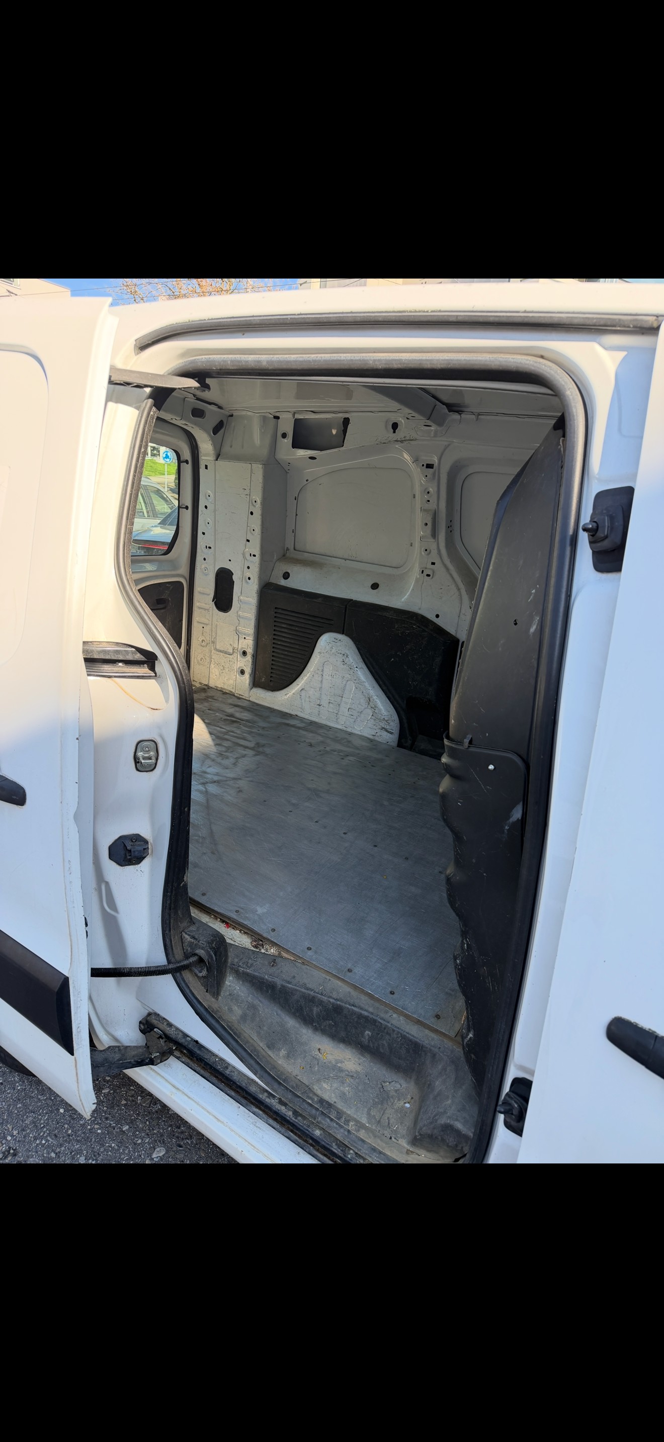 PEUGEOT Partner 1.6 HDI Urban-image-9