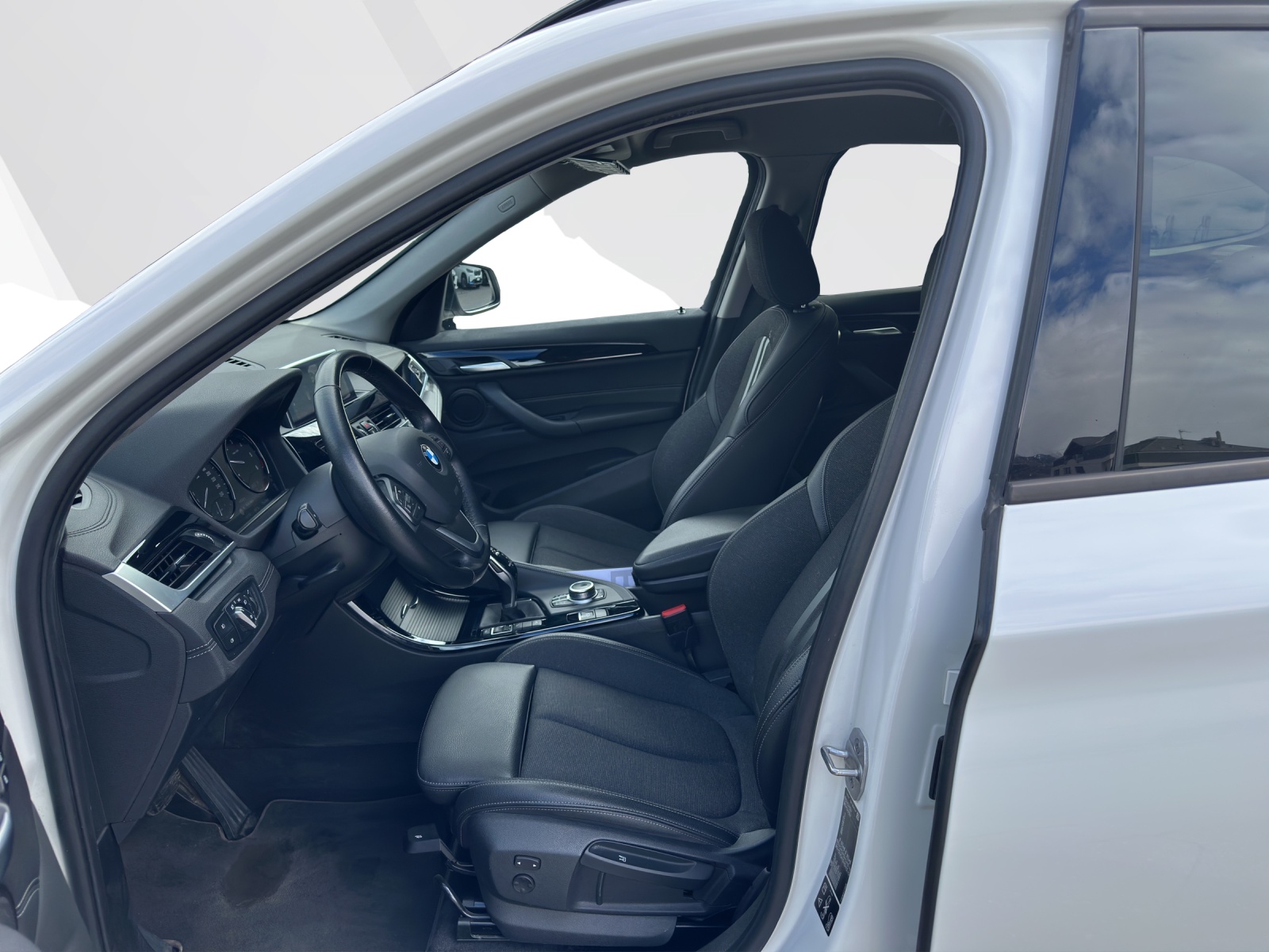 BMW X1 18d xDrive-image-9