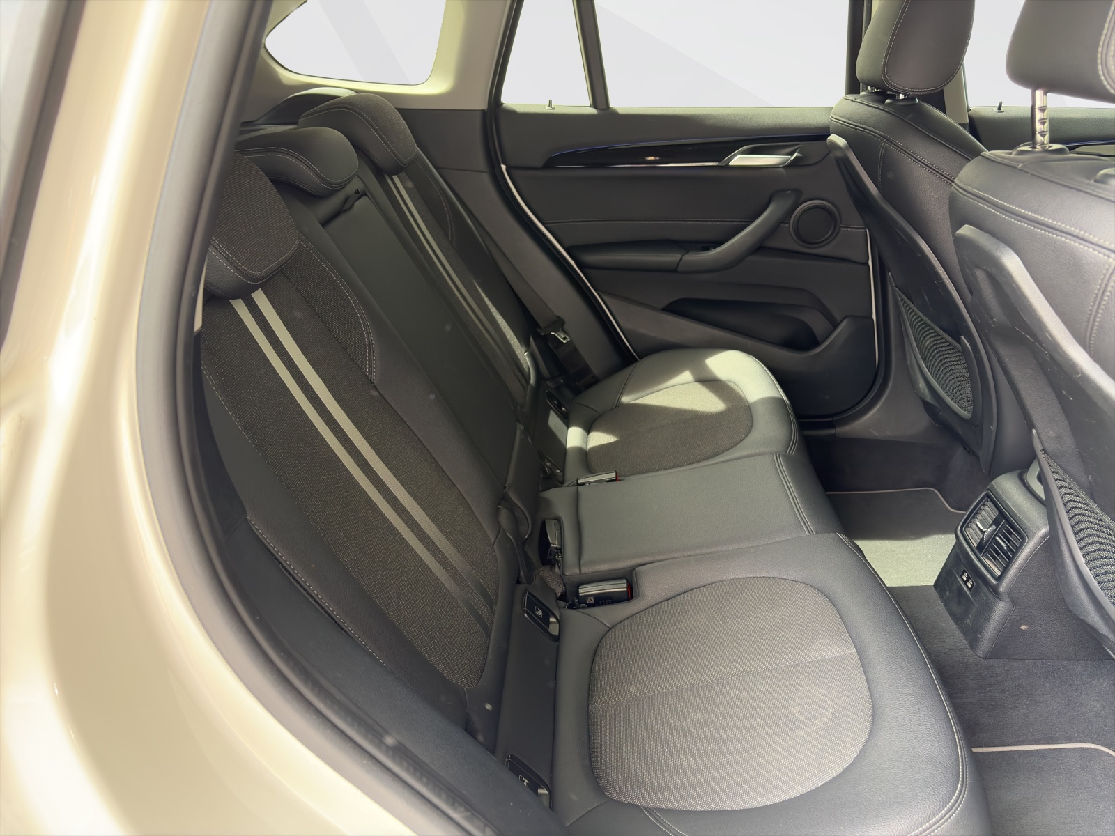 BMW X1 18d xDrive-image-18