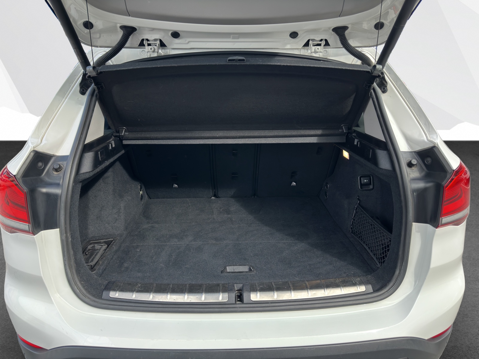 BMW X1 18d xDrive-image-17