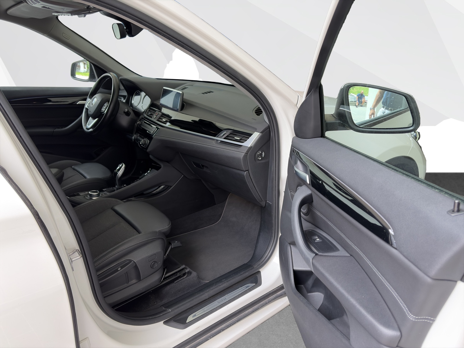 BMW X1 18d xDrive-image-15
