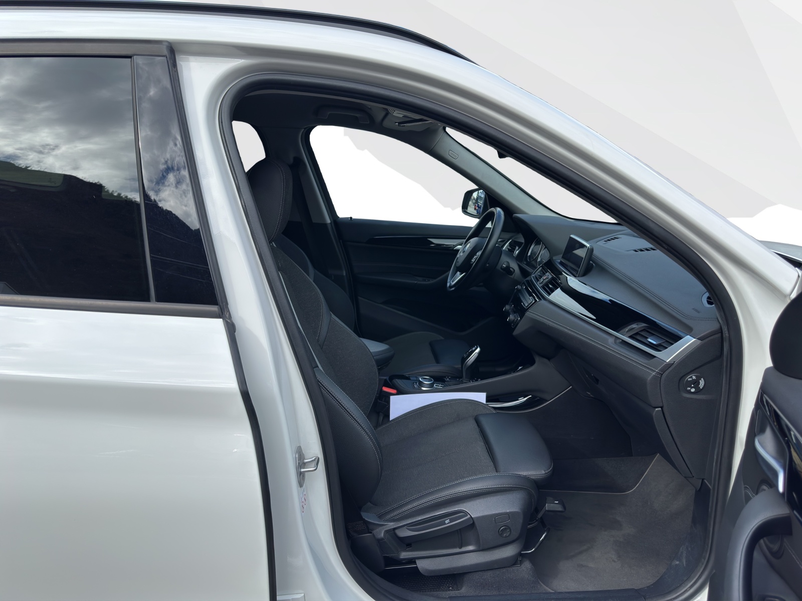 BMW X1 18d xDrive-image-14