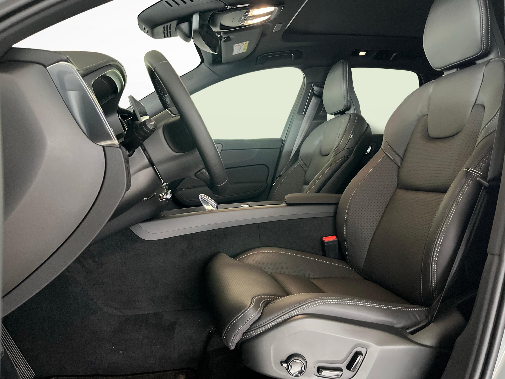 VOLVO XC60 2.0 B5 MH Black Edition AWD-image-7