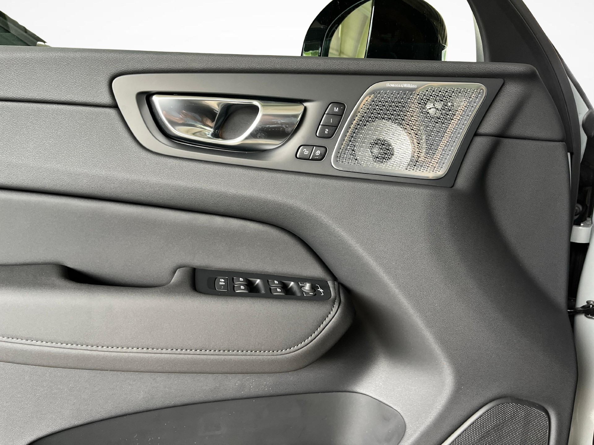 VOLVO XC60 2.0 B5 MH Black Edition AWD-image-16