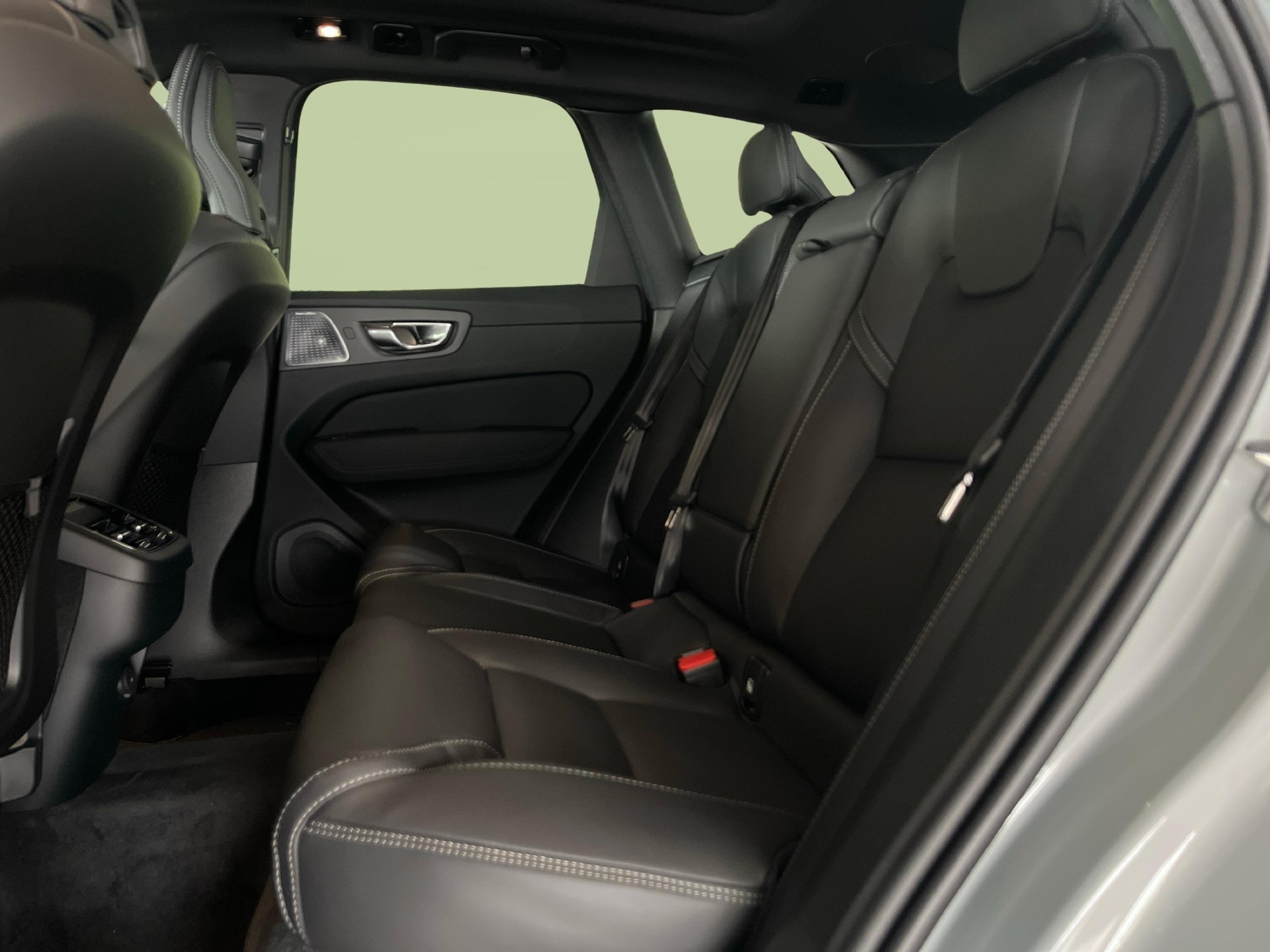 VOLVO XC60 2.0 B5 MH Black Edition AWD-image-8