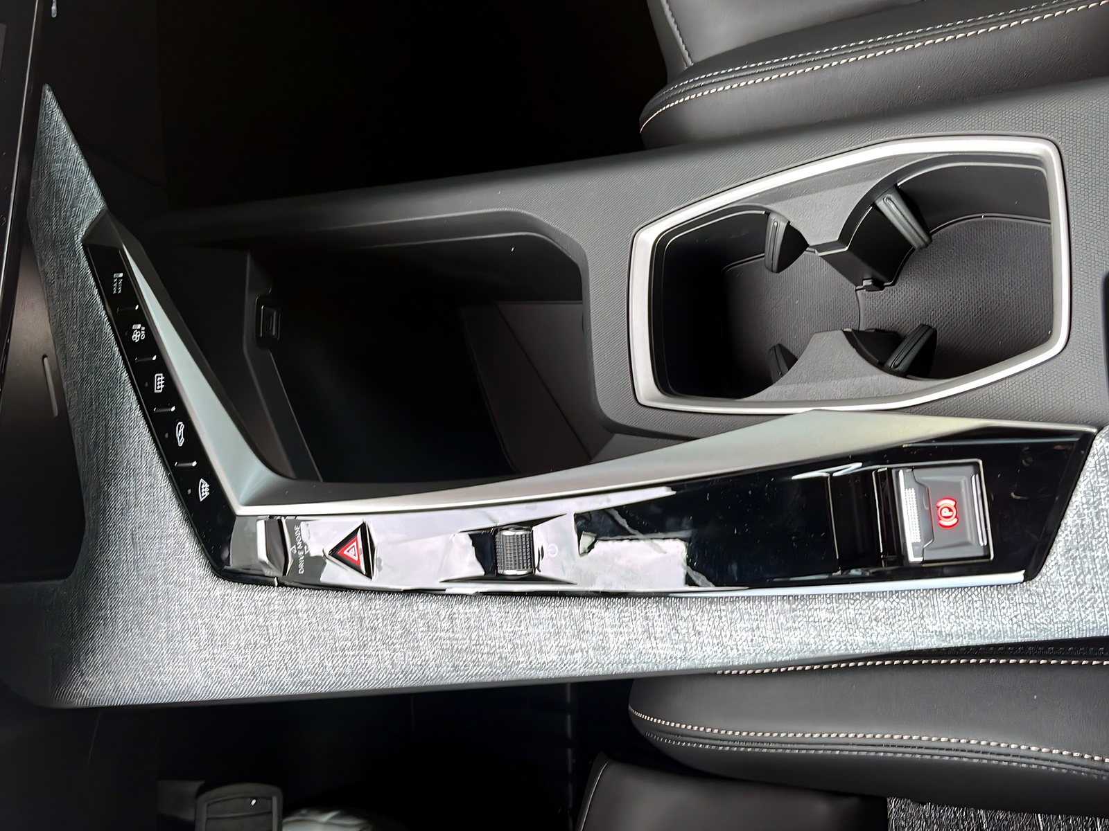 PEUGEOT 5008 1.2 Hybrid Allure Premium-image-10