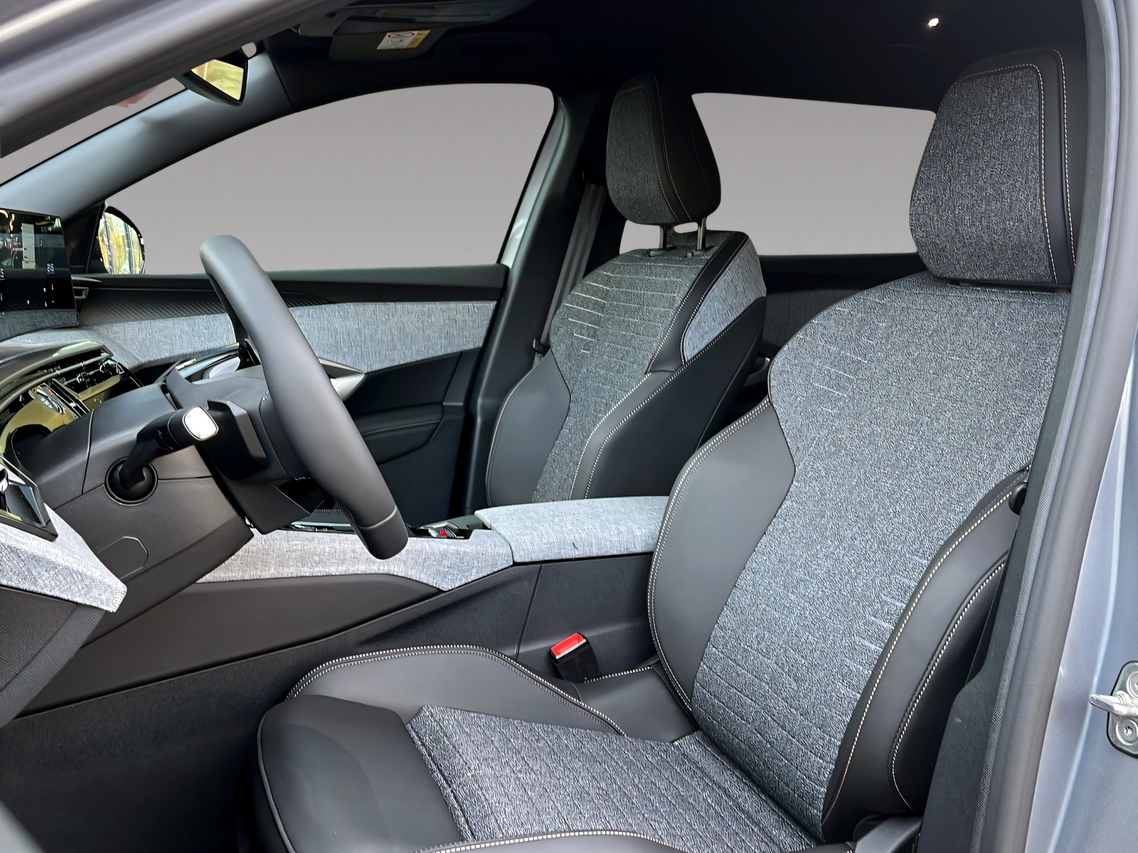 PEUGEOT 5008 1.2 Hybrid Allure Premium-image-5
