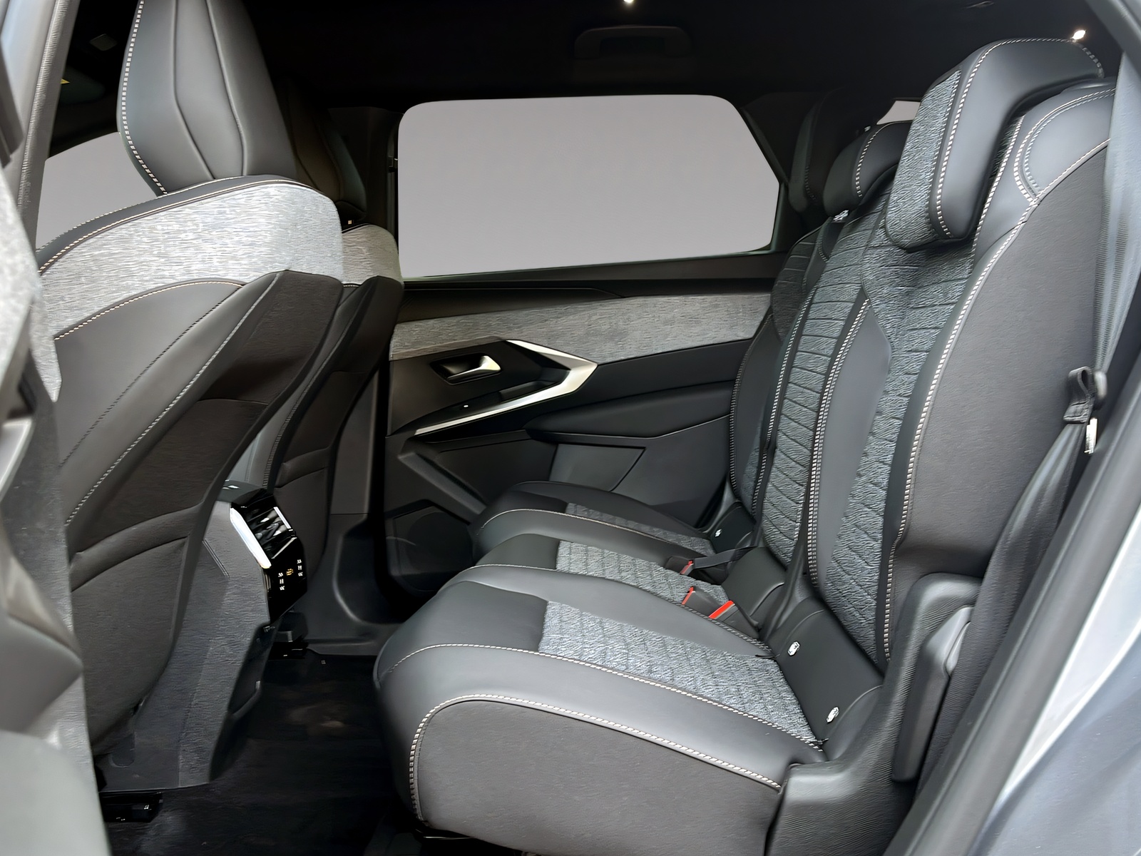 PEUGEOT 5008 1.2 Hybrid Allure Premium-image-16