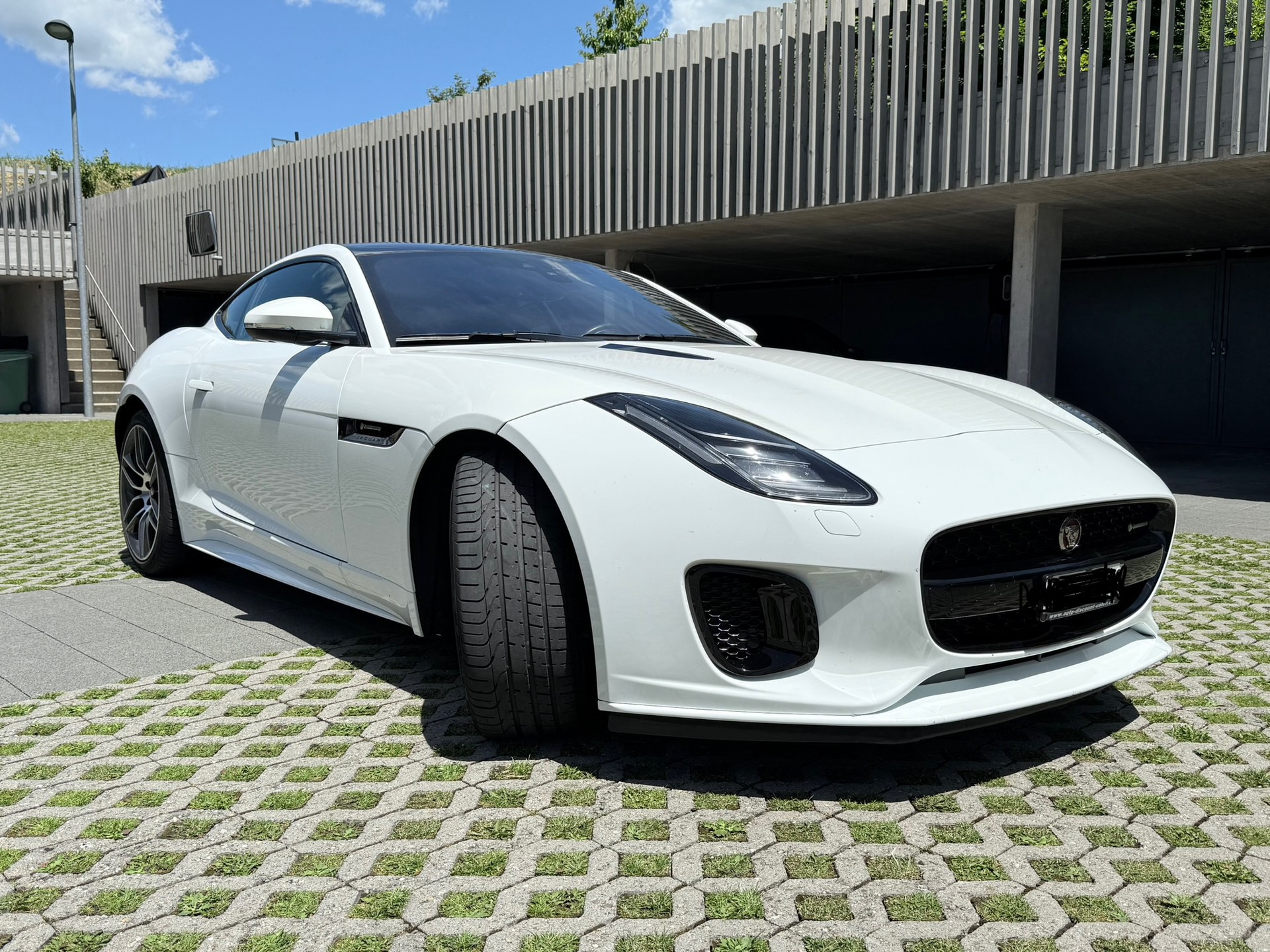 JAGUAR 2.0 R-Dynamic-image-2