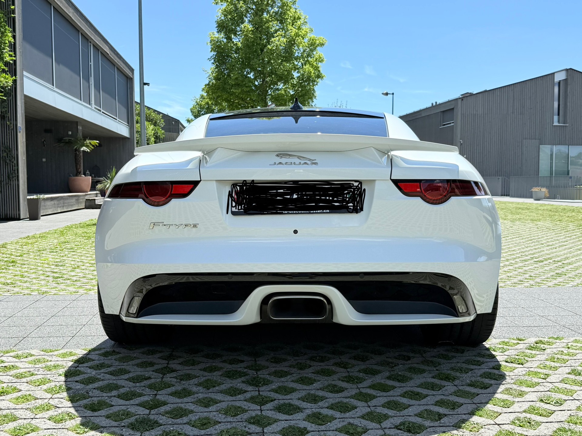 JAGUAR 2.0 R-Dynamic-image-4
