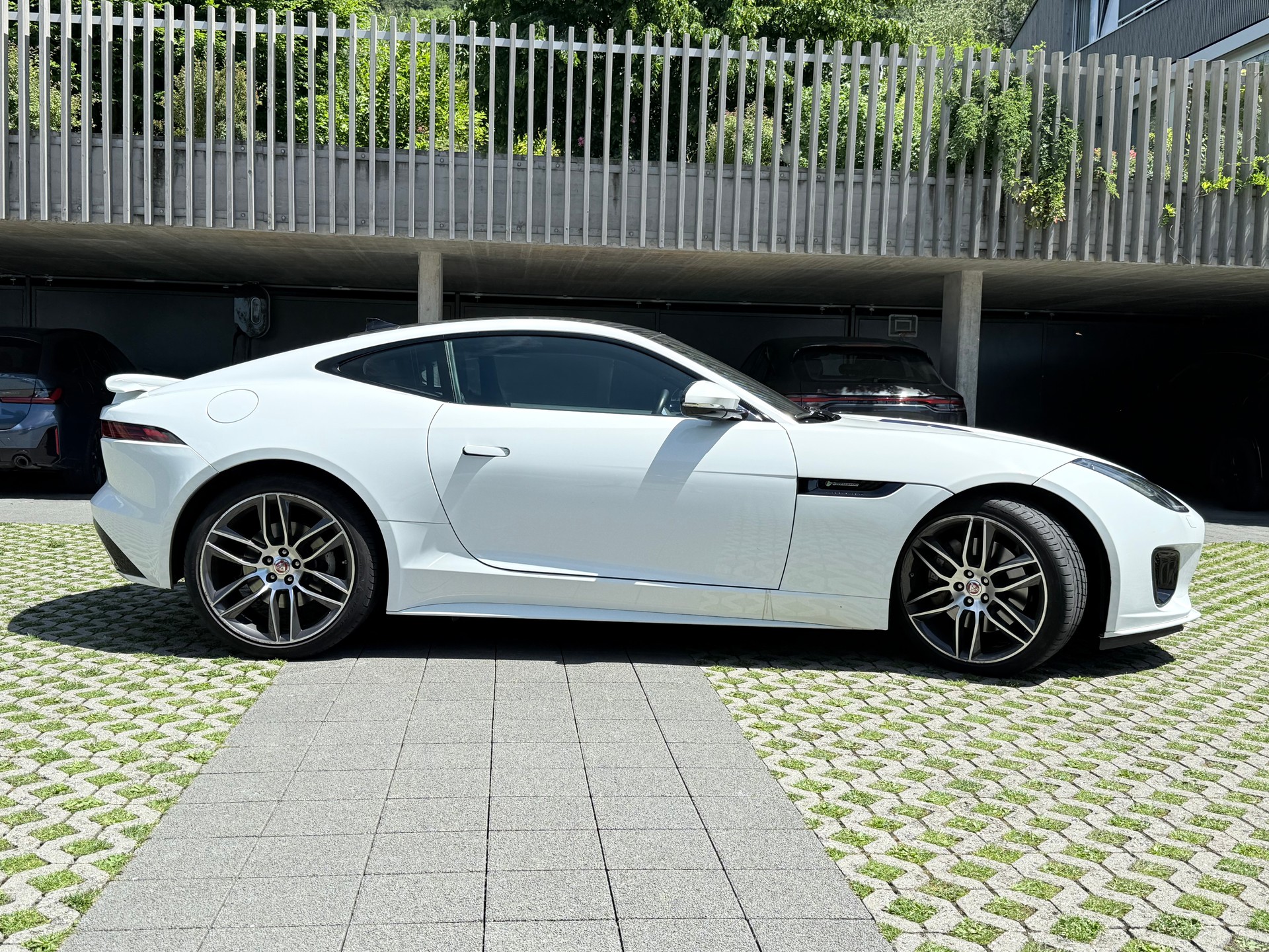 JAGUAR 2.0 R-Dynamic-image-3