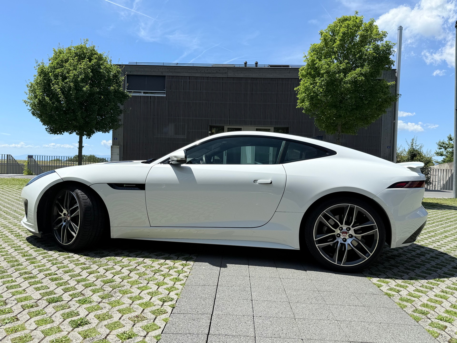 JAGUAR 2.0 R-Dynamic-image-5