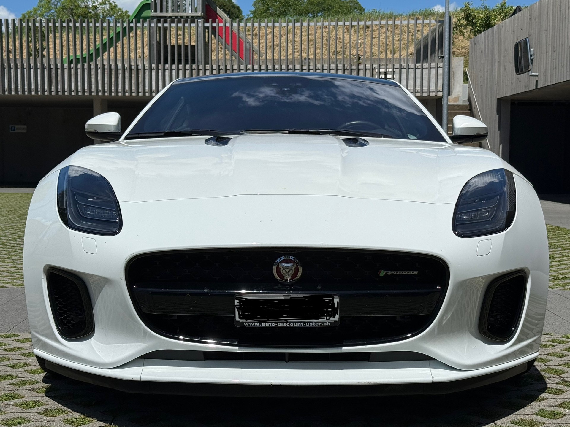 JAGUAR 2.0 R-Dynamic-image-1