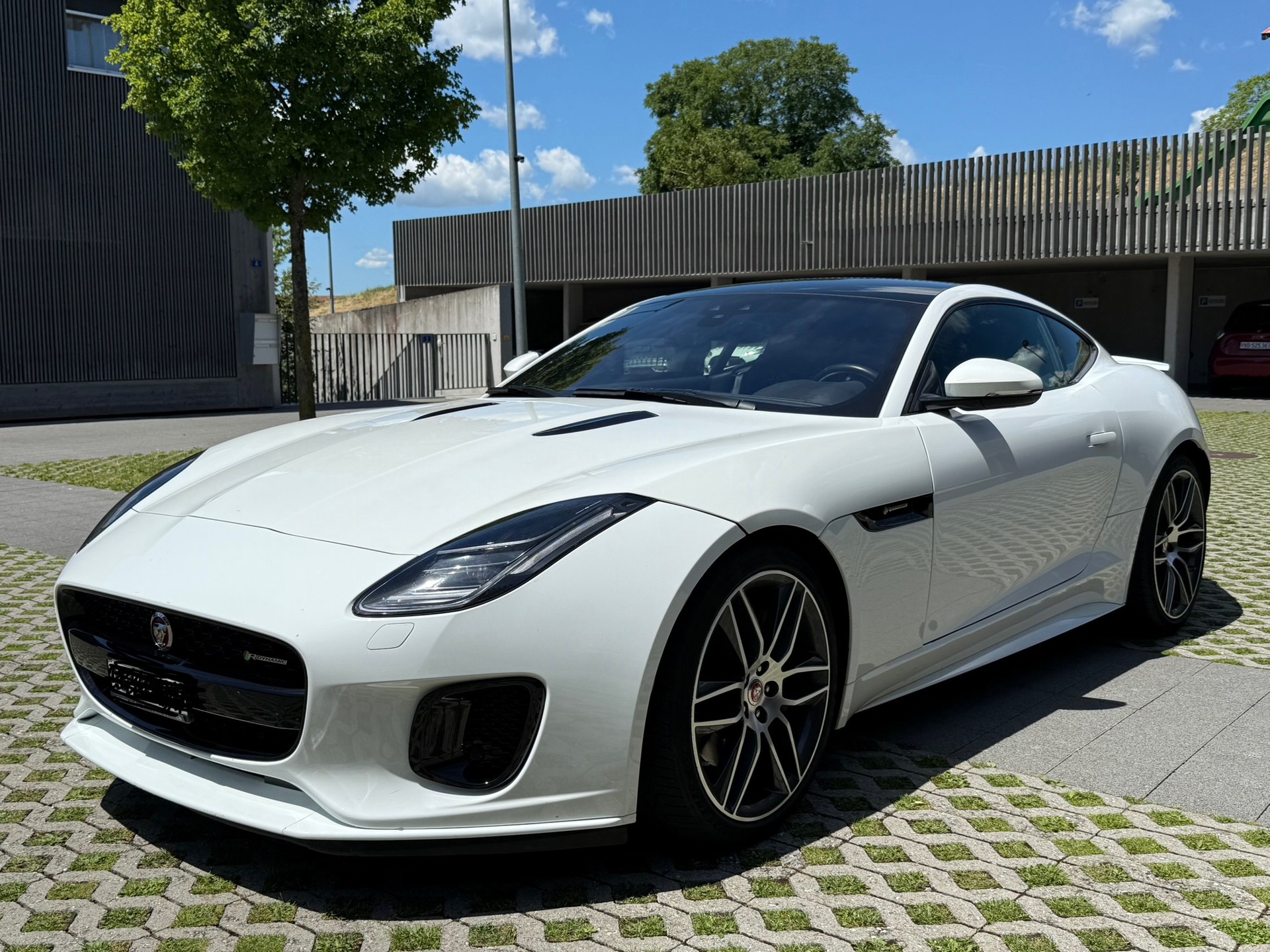 JAGUAR 2.0 R-Dynamic-image-0