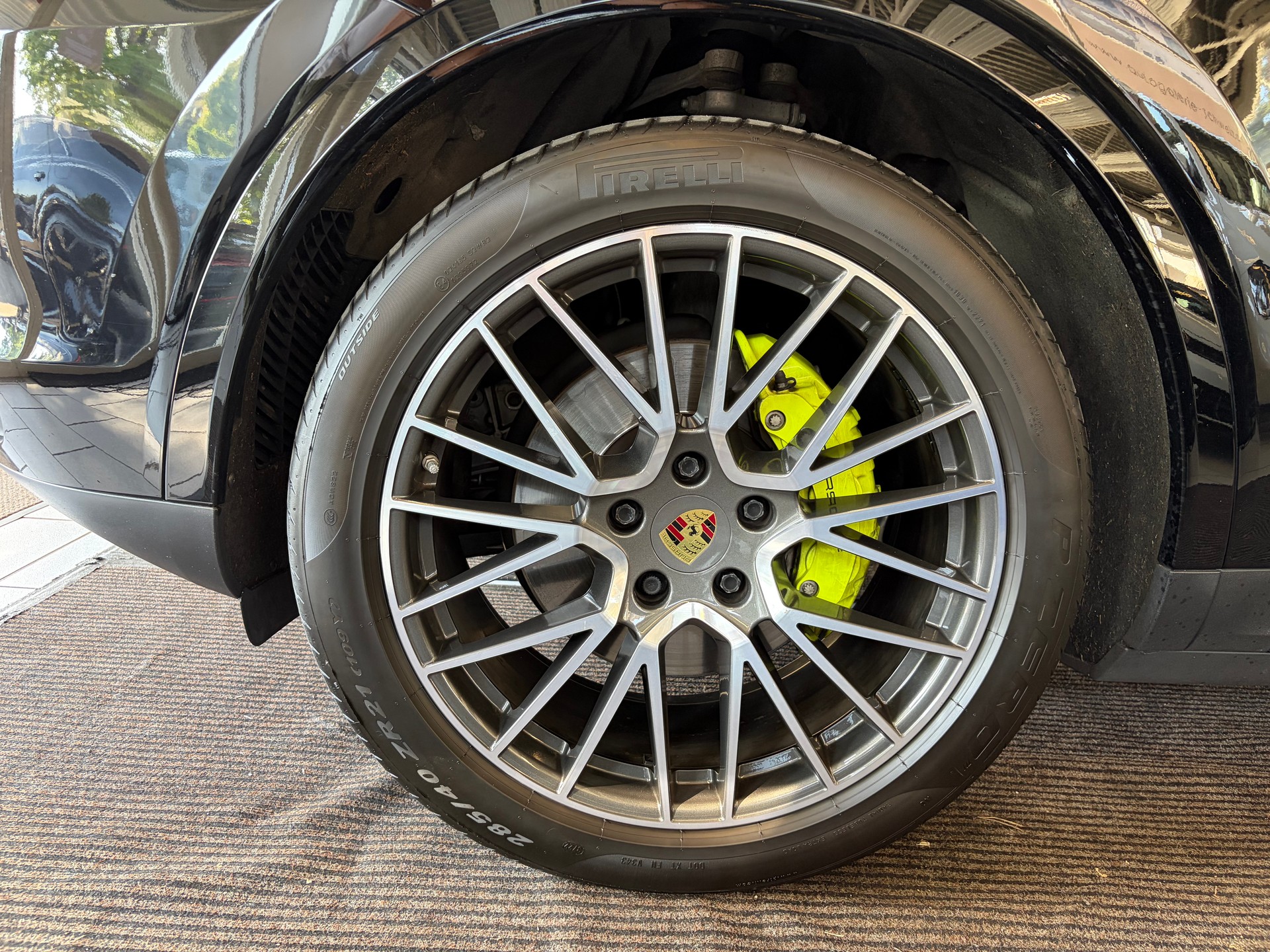 PORSCHE Cayenne E-Hybrid | CH | Swiss | Porsche Approved Garantie 04/2027 | Panorama | 21" RS | Komfortsitze Memory |-image-9