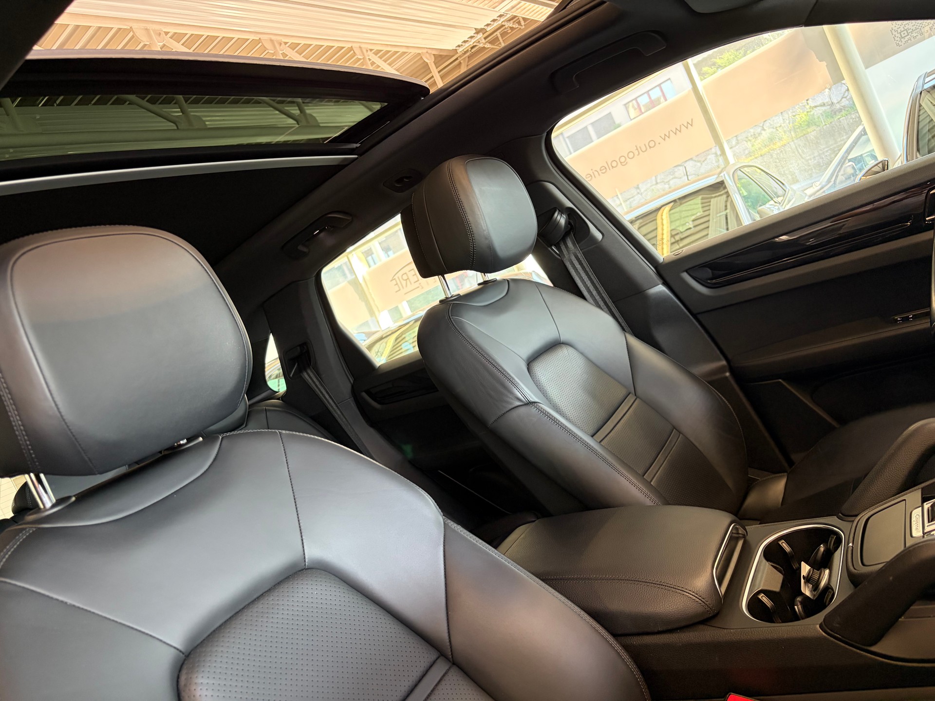 PORSCHE Cayenne E-Hybrid | CH | Swiss | Porsche Approved Garantie 04/2027 | Panorama | 21" RS | Komfortsitze Memory |-image-32