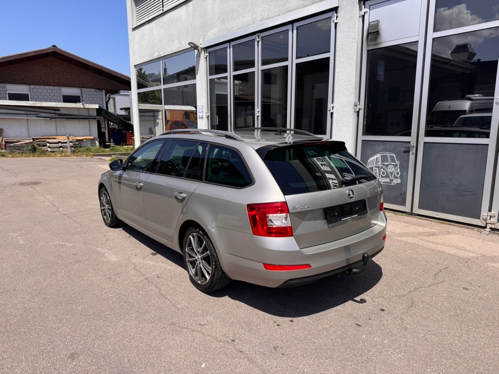 SKODA Octavia Combi 1.6 TDI GreenLine-image-1