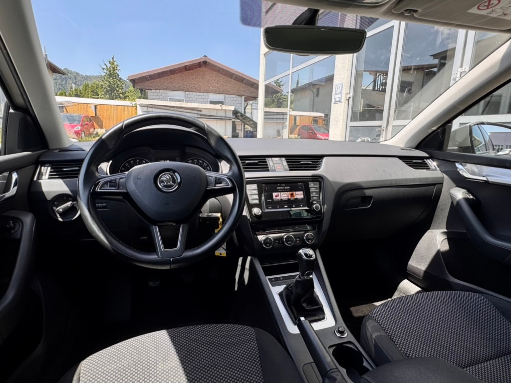 SKODA Octavia Combi 1.6 TDI GreenLine-image-4