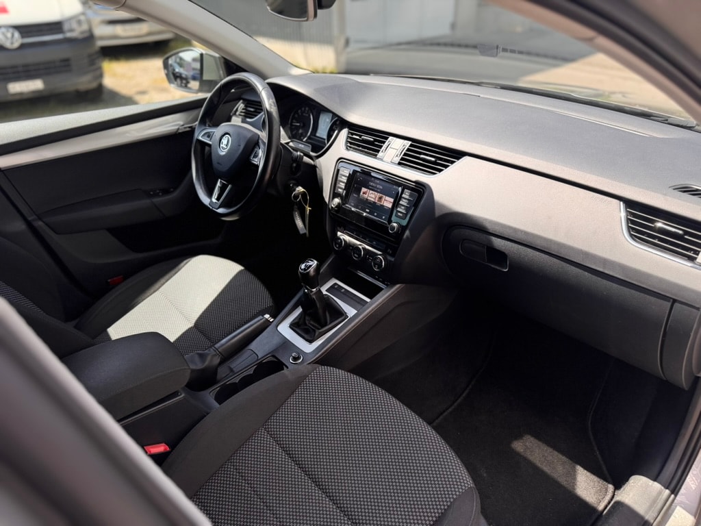 SKODA Octavia Combi 1.6 TDI GreenLine-image-9
