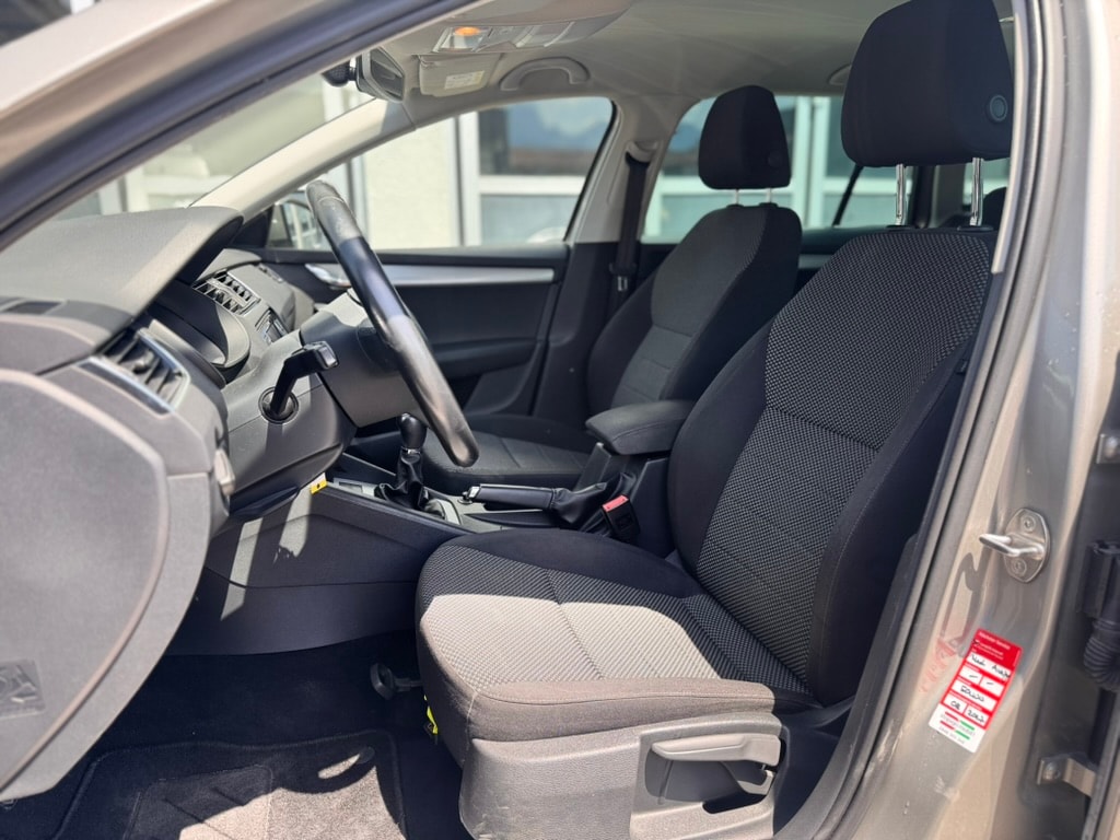 SKODA Octavia Combi 1.6 TDI GreenLine-image-5