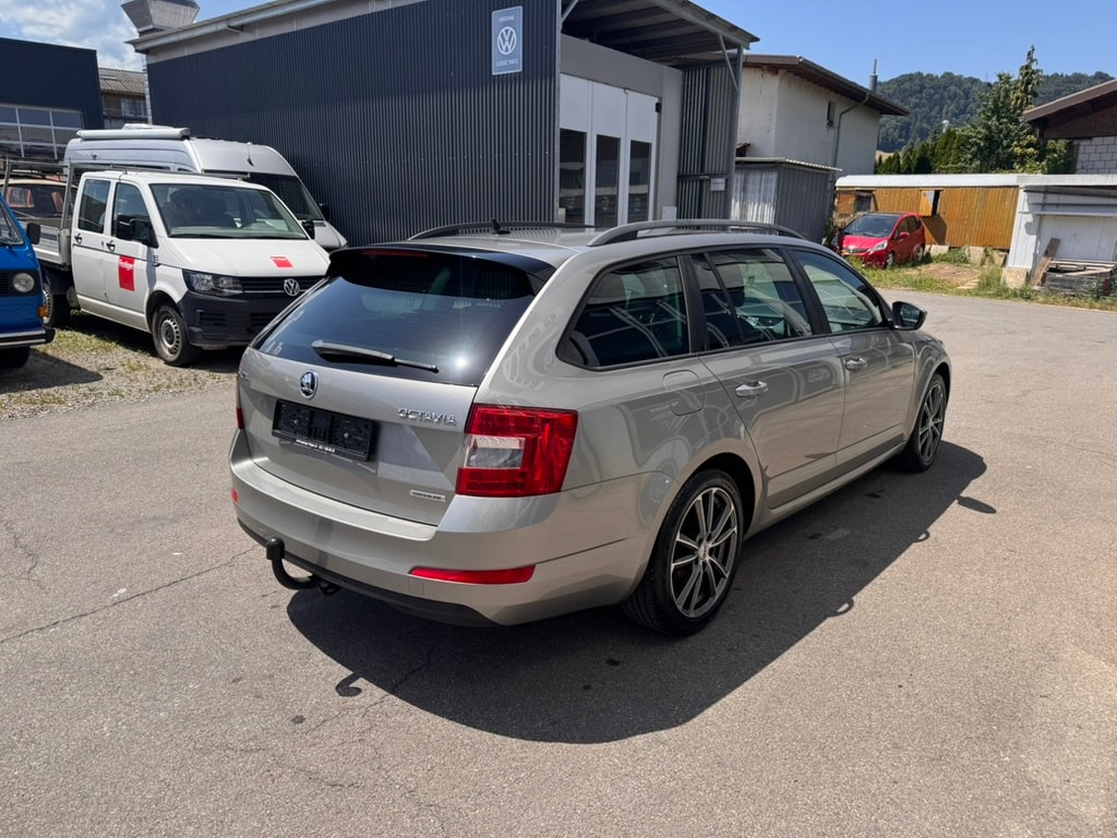 SKODA Octavia Combi 1.6 TDI GreenLine-image-2