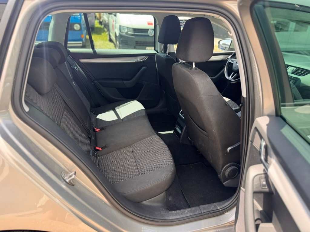 SKODA Octavia Combi 1.6 TDI GreenLine-image-8
