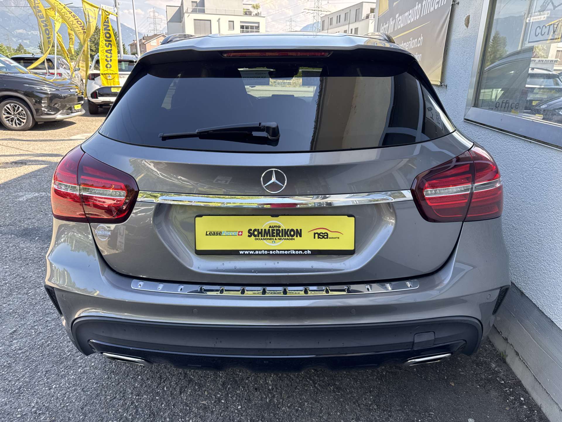 MERCEDES-BENZ GLA 220 AMG Line 4Matic DCT-Automat-image-3