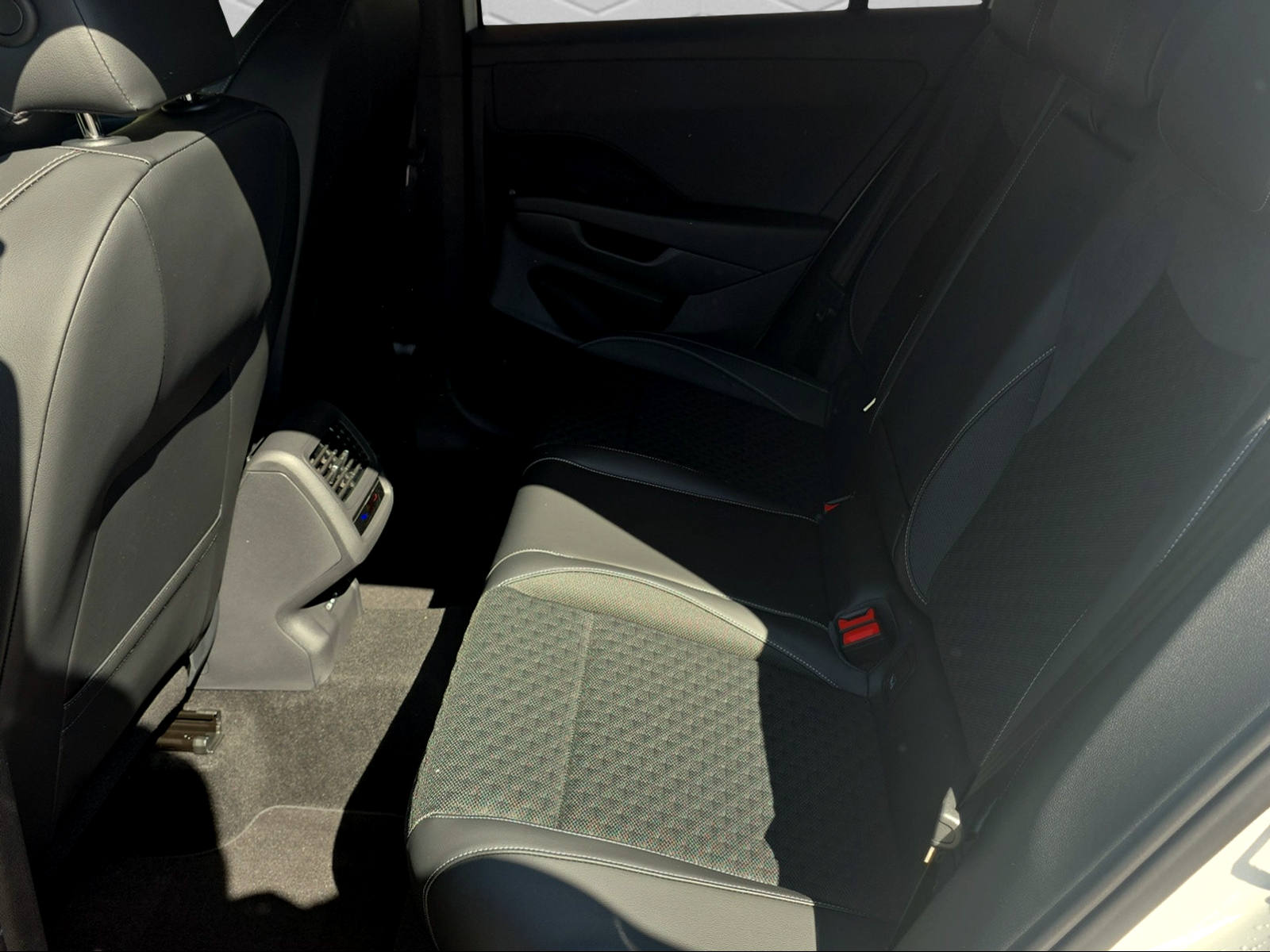 VW T-Roc 1.5 eTSI mHEV R-Line DSG-image-12