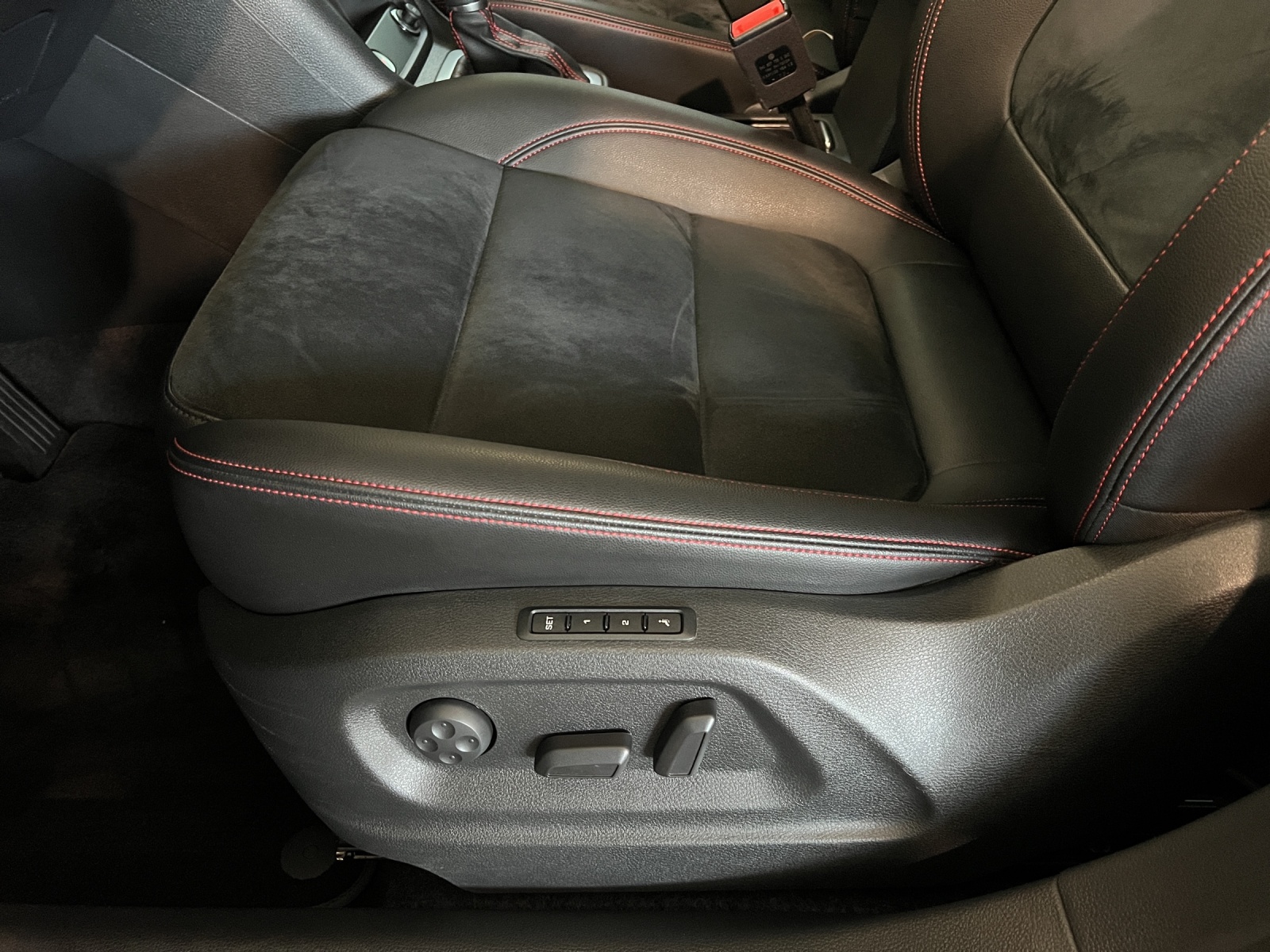 SEAT Alhambra 2.0 TDI 4Drive SWISS FR-image-11