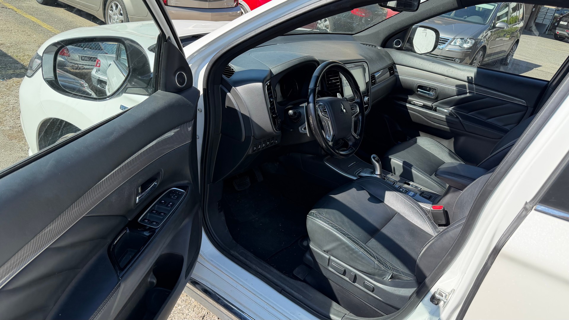 MITSUBISHI Outlander 2.4 PHEV Diamond S-Edition 4WD Automatic-image-6