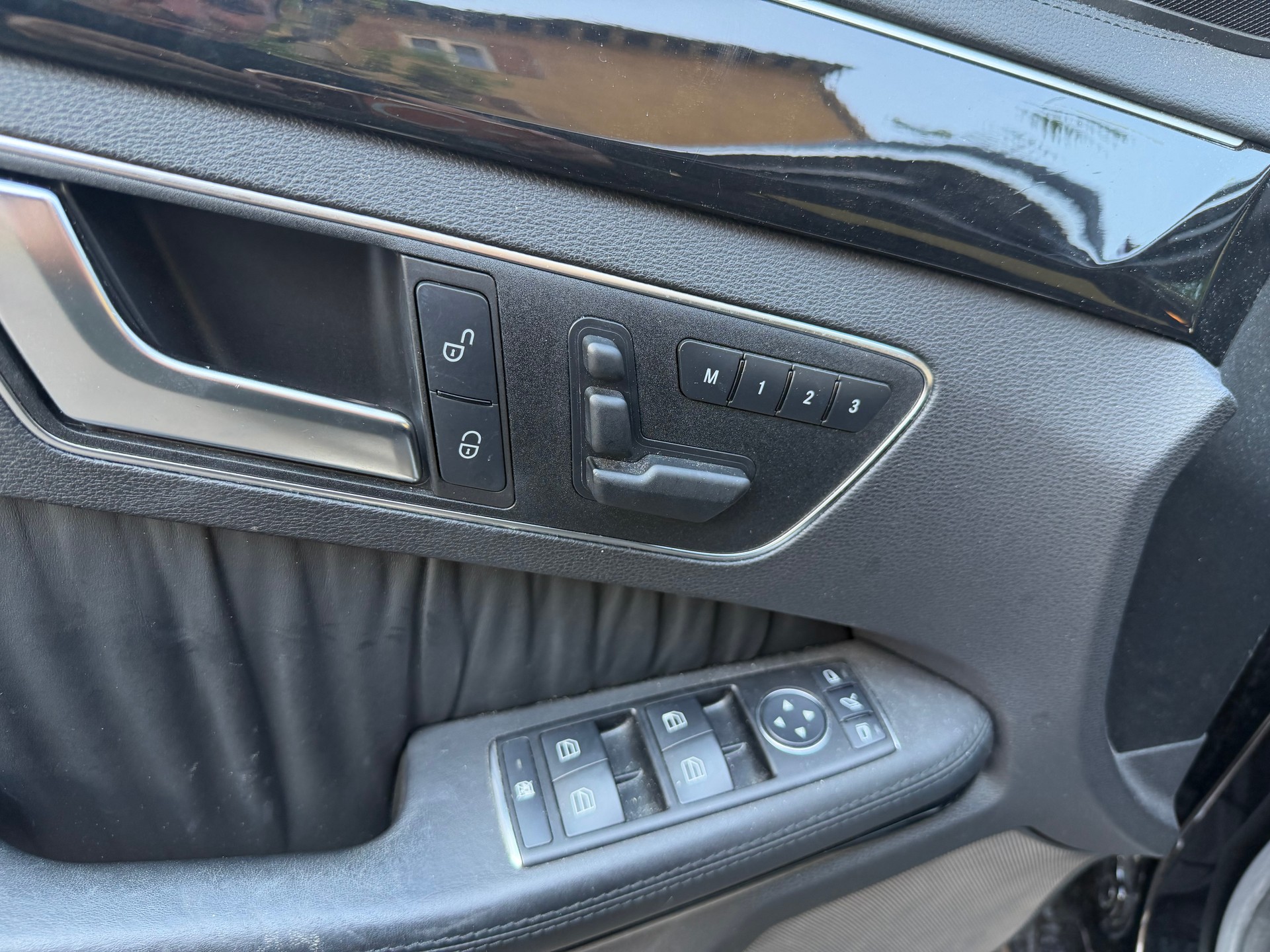 MERCEDES-BENZ E 350 CGI BlueEfficiency Elégance 4Matic 7G-Tronic-image-12