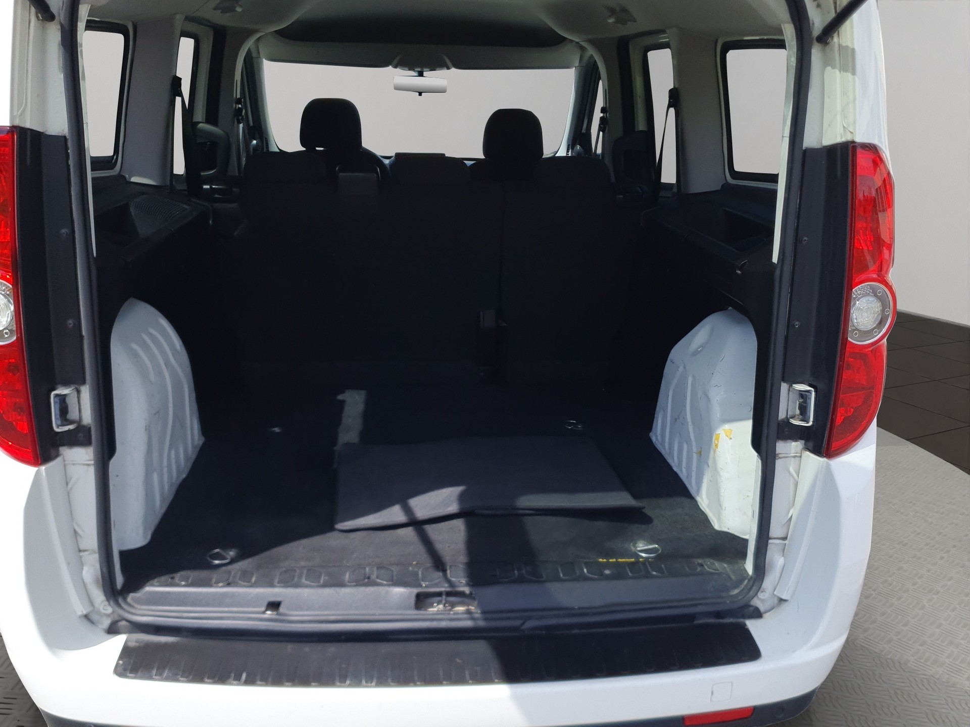FIAT Doblò 1.4 16V Kombi Swiss-image-15